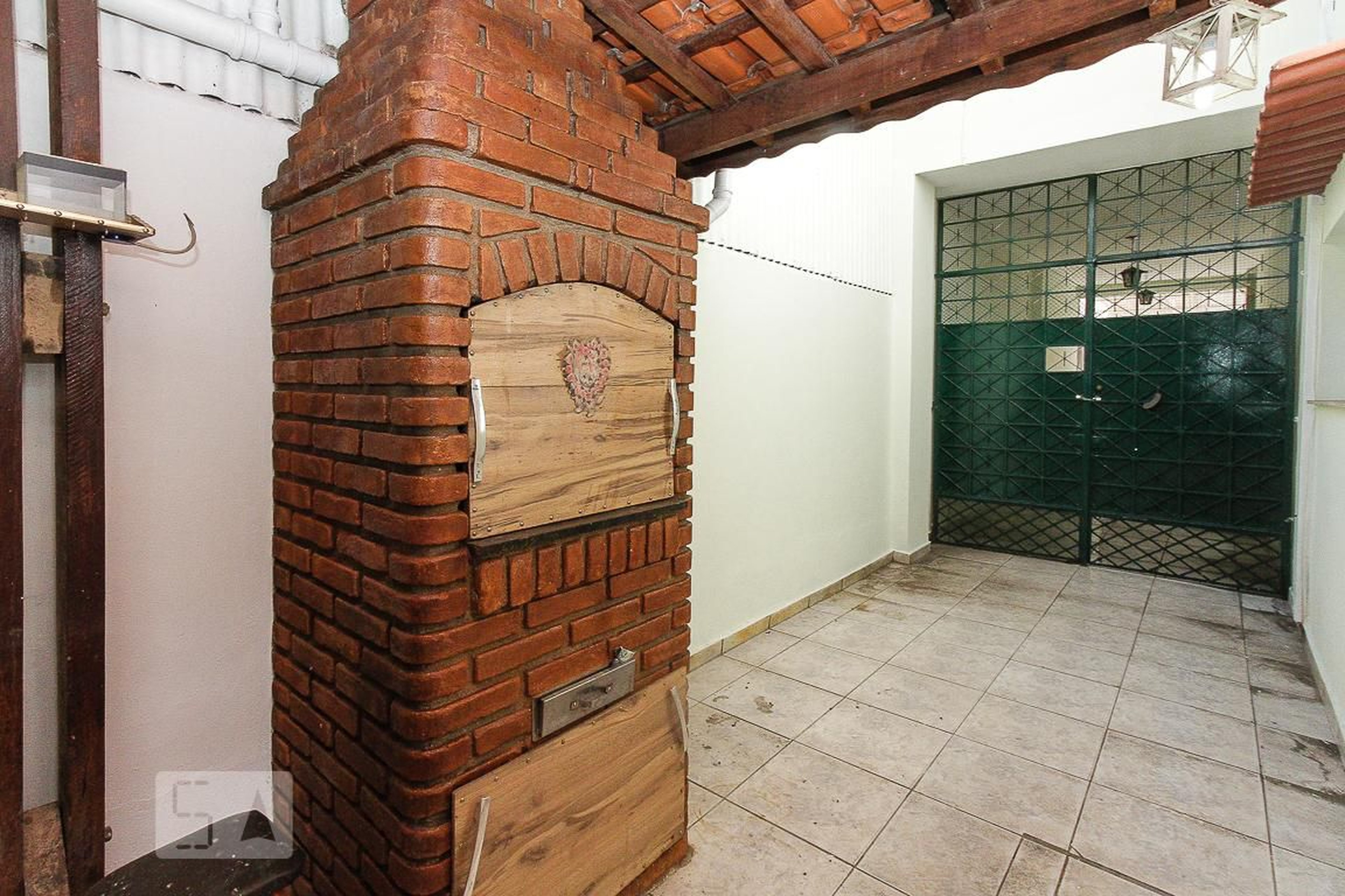 Churrasqueira Condomínio em Rua Professor Luciano Maia, 58