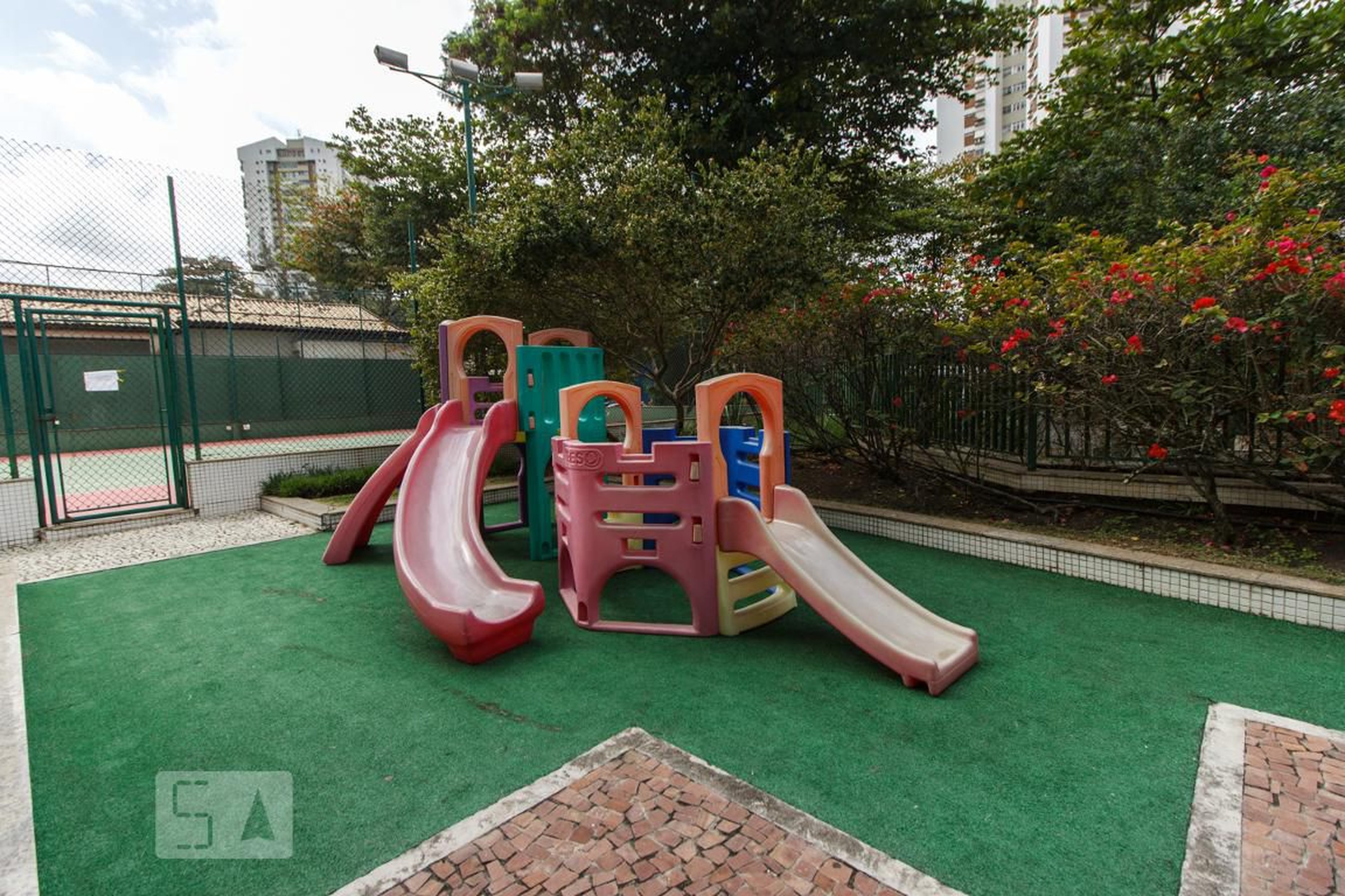 Parquinho - Mediterrâneo Flat