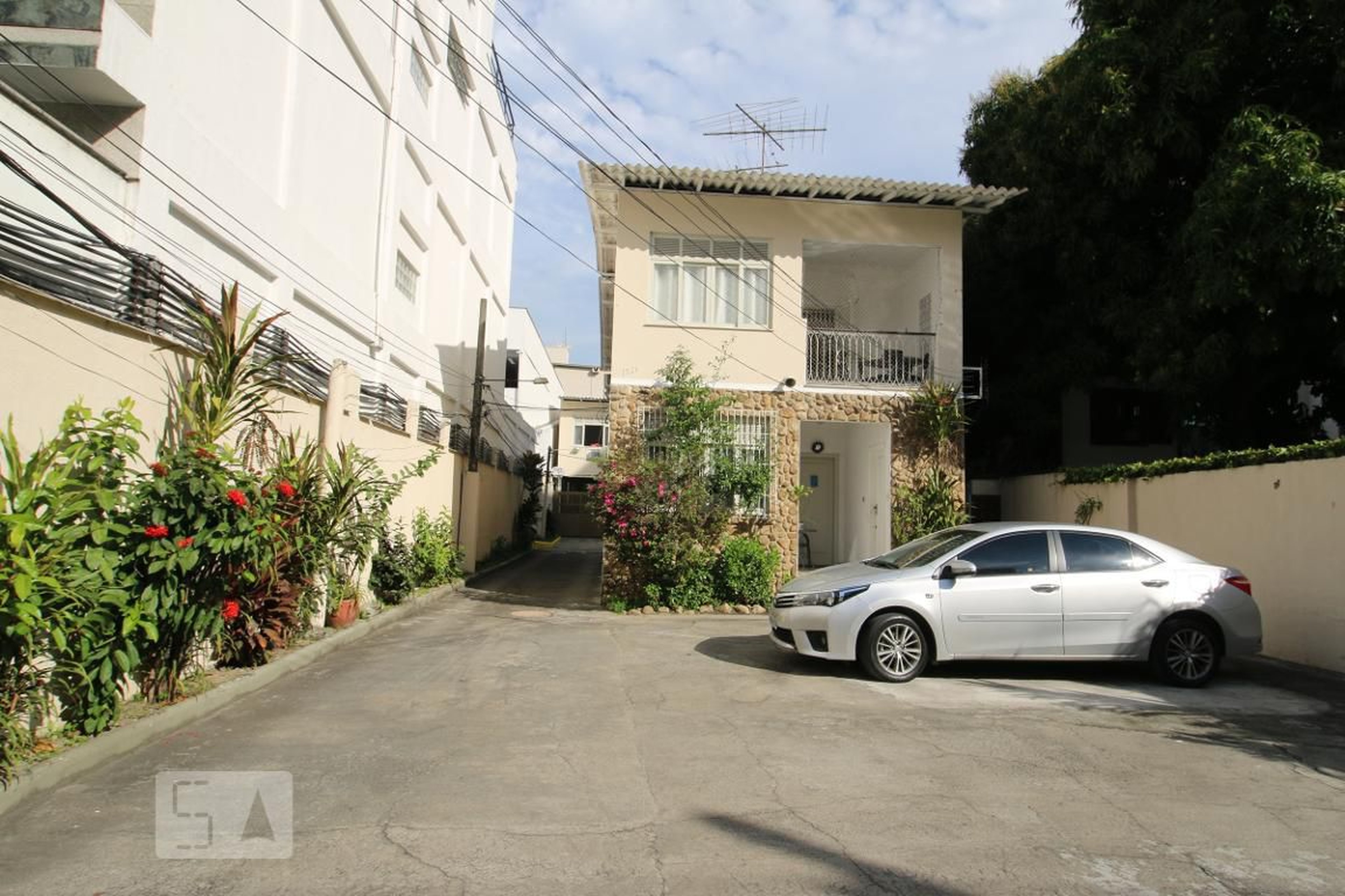 Fachada do Condomínio Condomínio em Estrada dos Três Rios, 1246