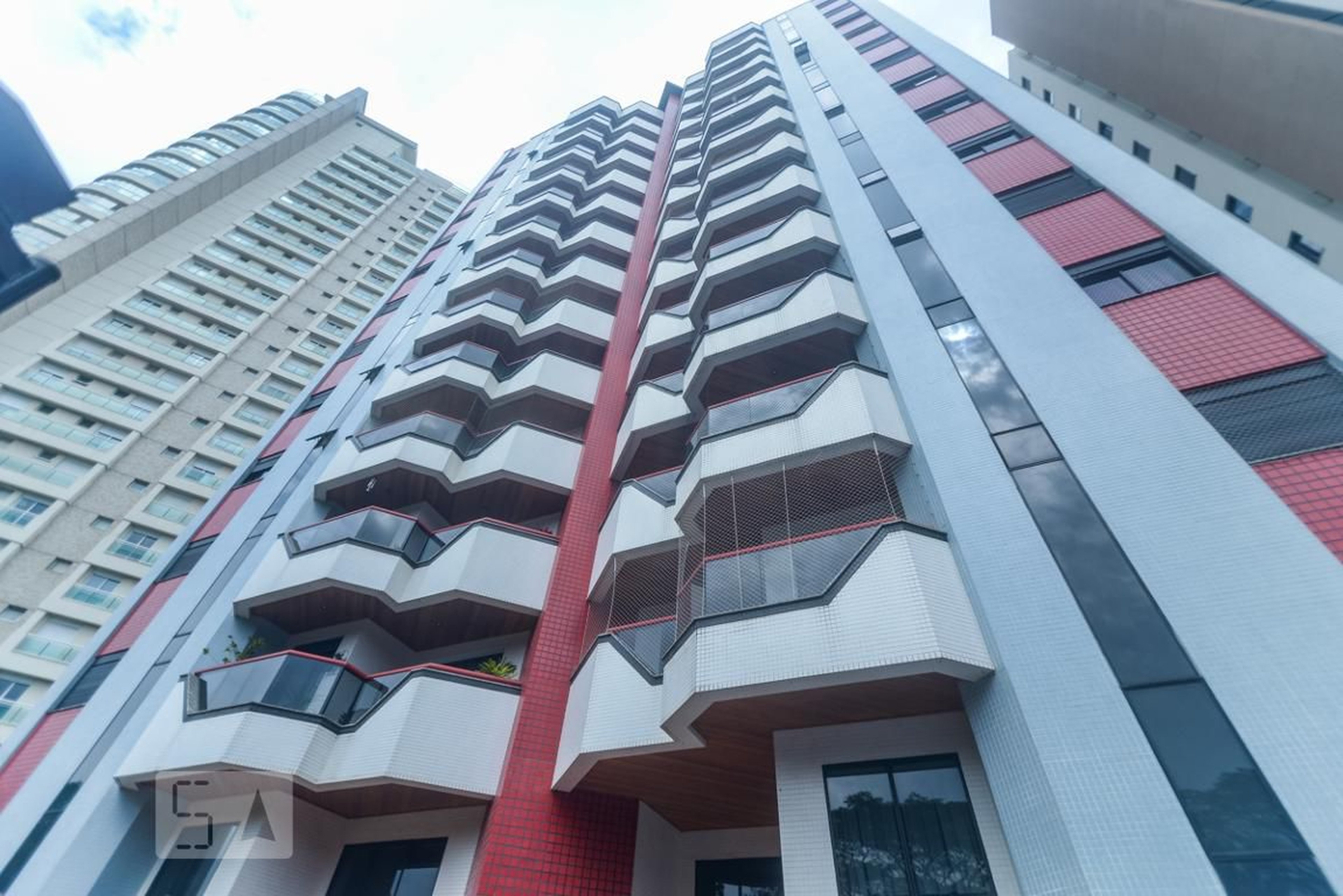 Fachada Condomínio em Rua Eleonora Cintra, 763