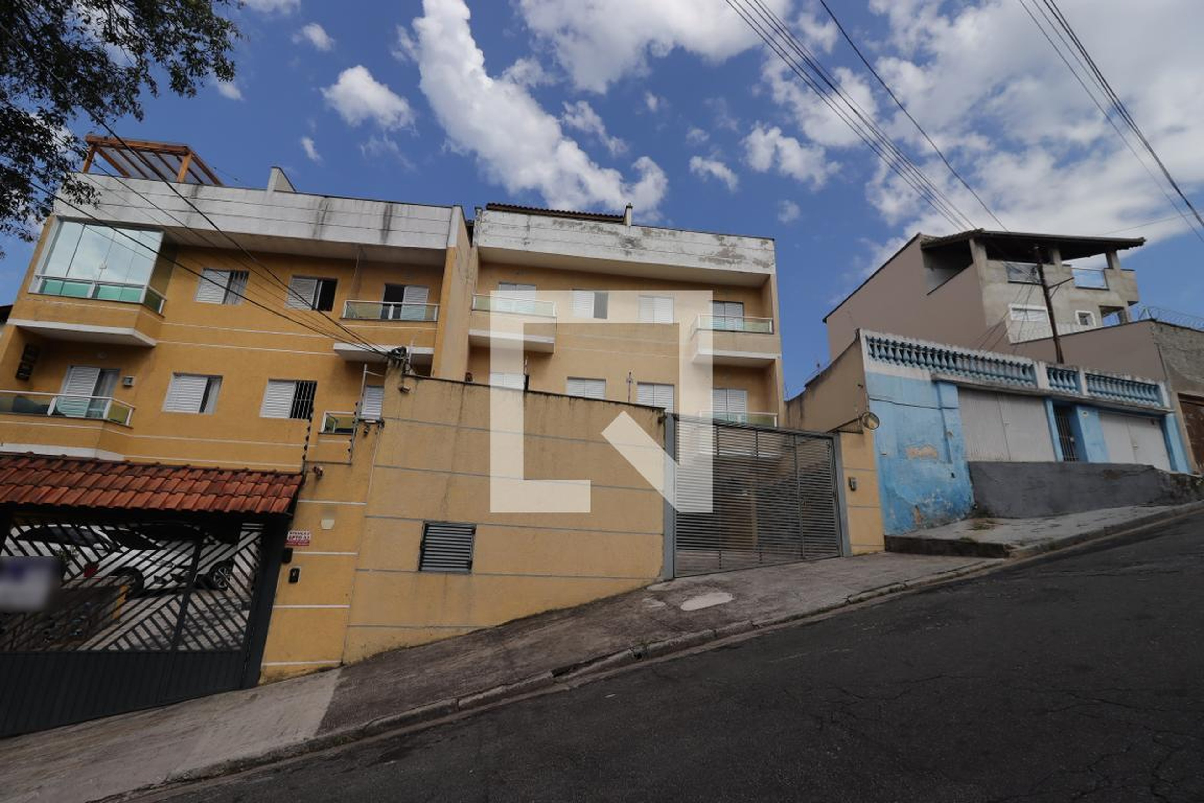 Fachada Condomínio em Rua Cedral, 30