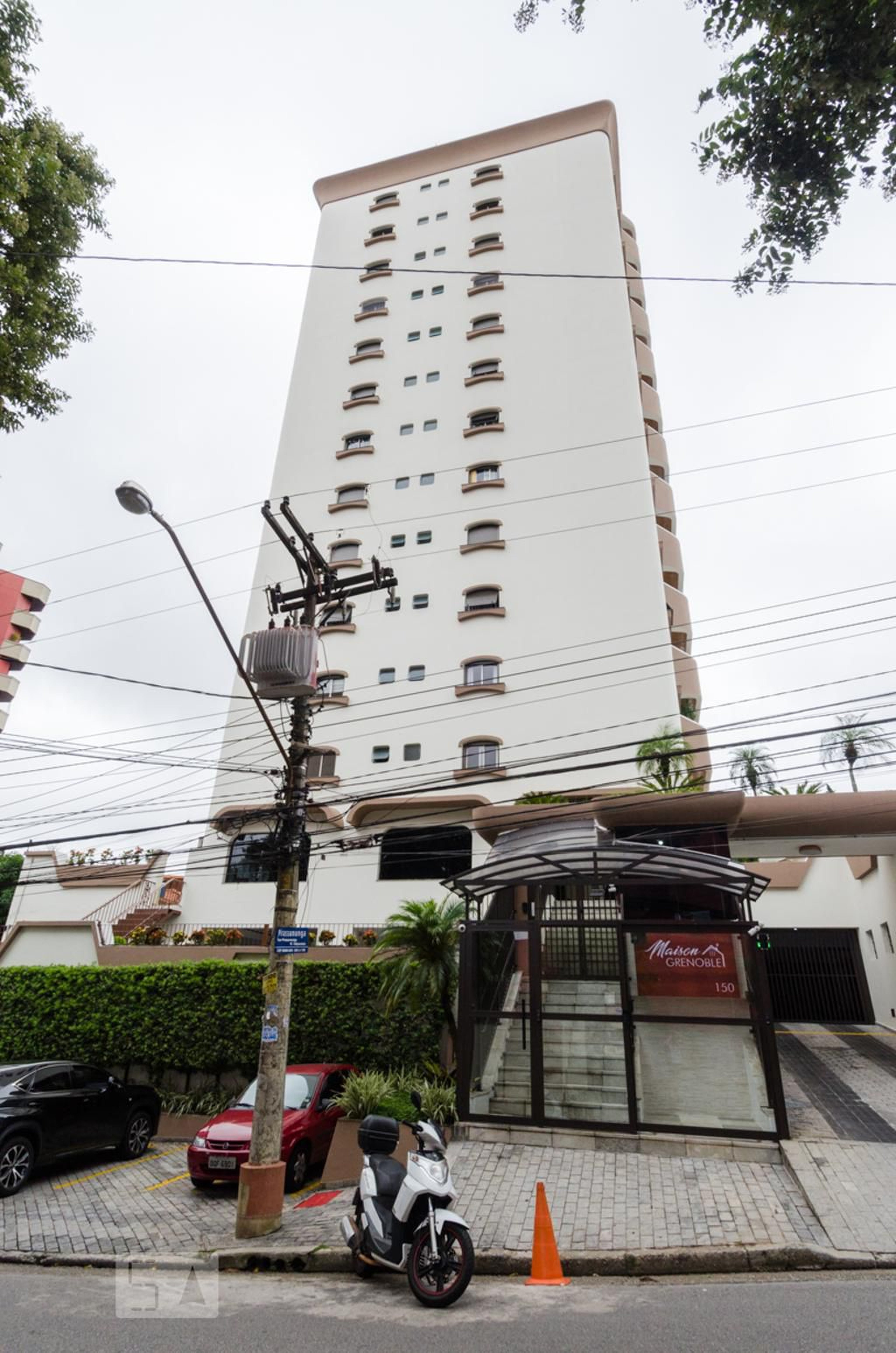 Fachada do Condomínio Edifício Maison Grenoble
