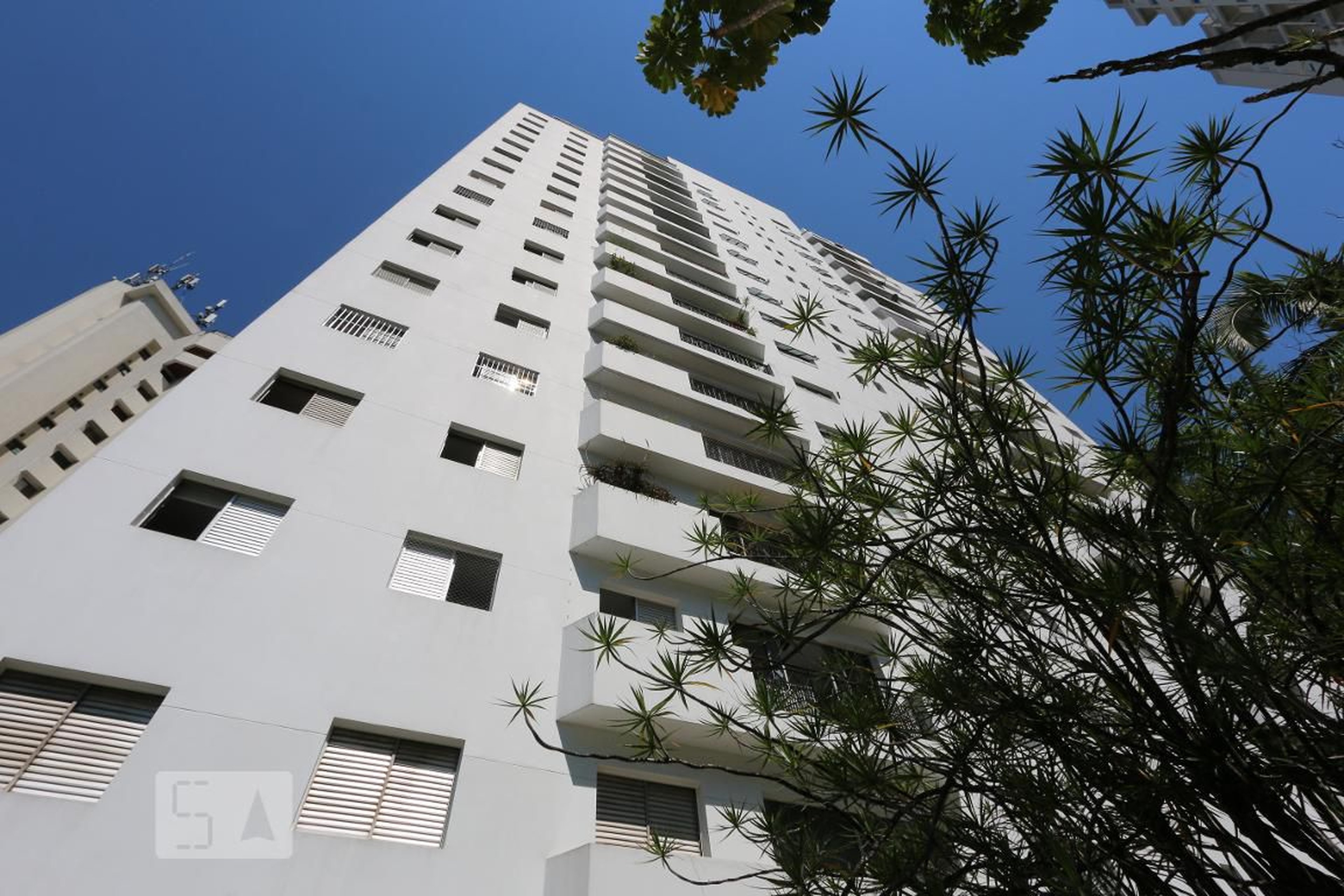 fachada Condomínio em Rua Charles Spencer Chaplin, 35