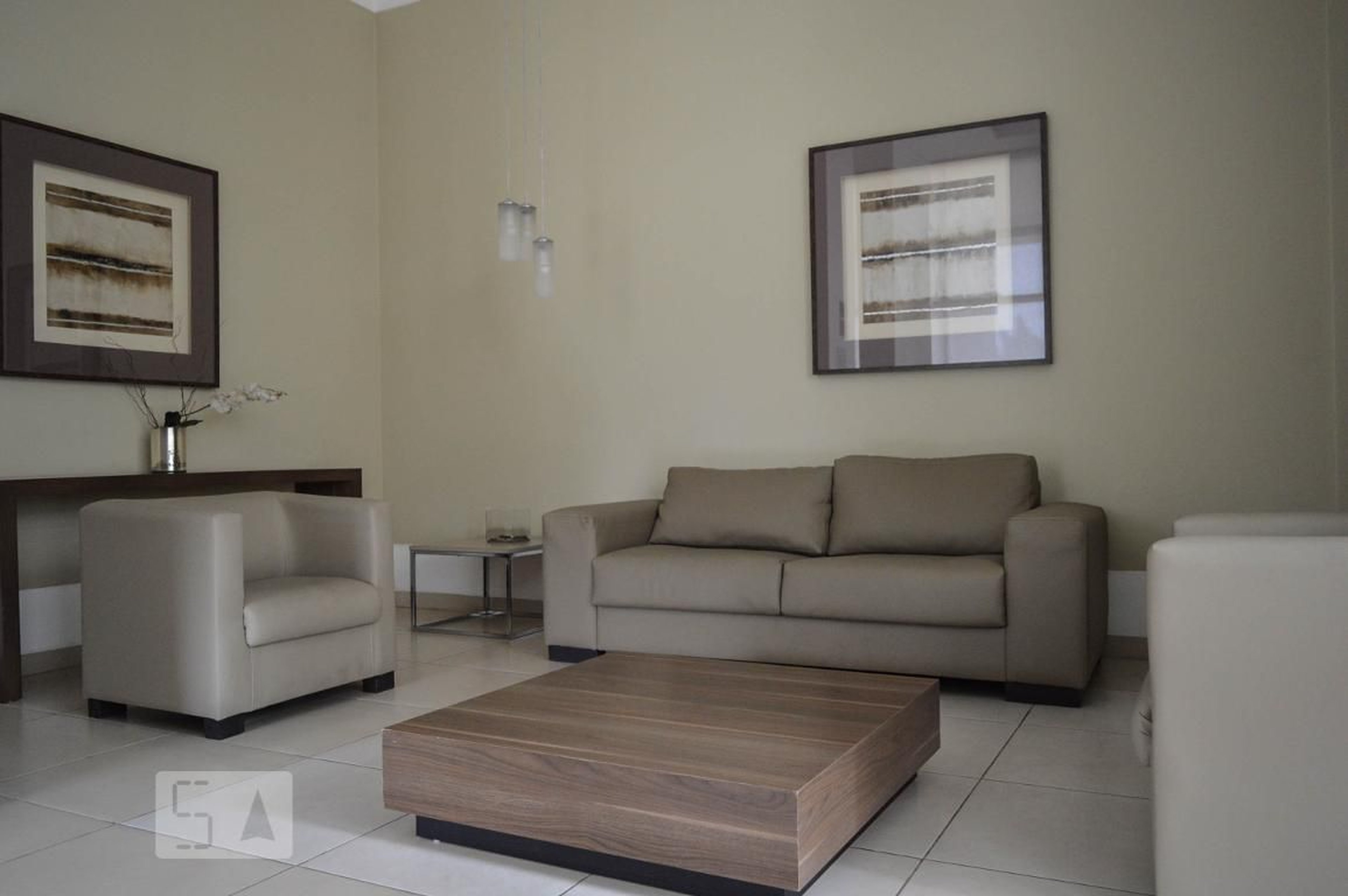 Hall Condomínio em SP-270, 270