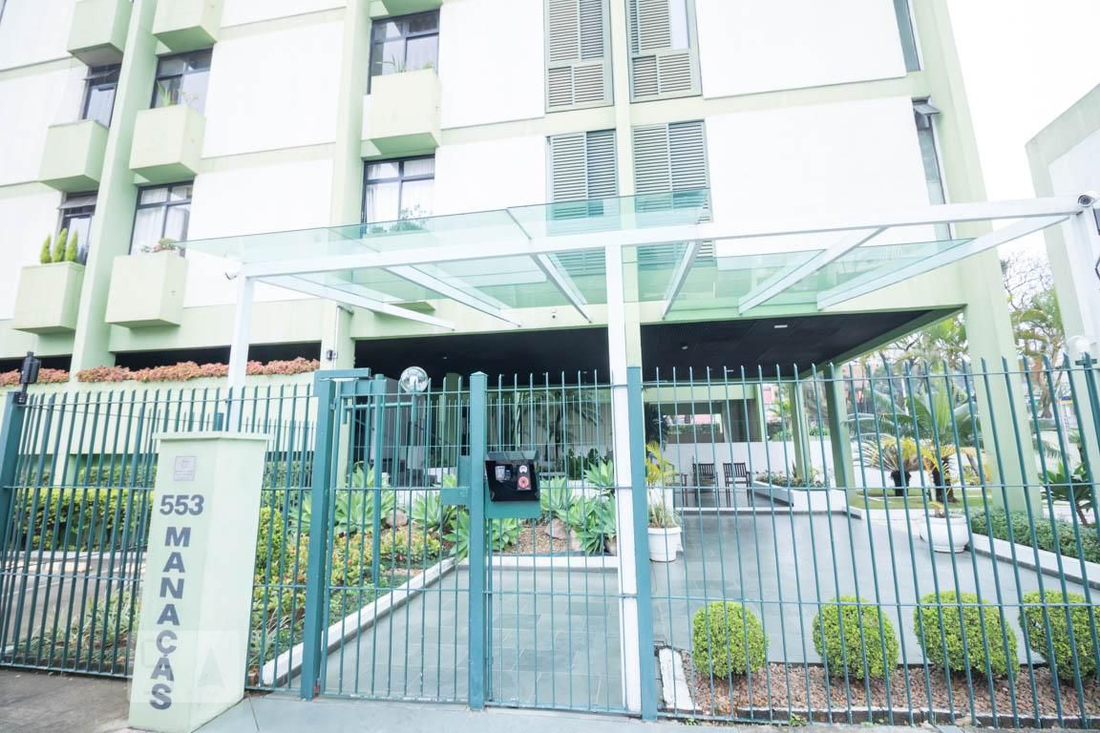 Fachada do Condomínio Edifício Parque Residencial Manacas