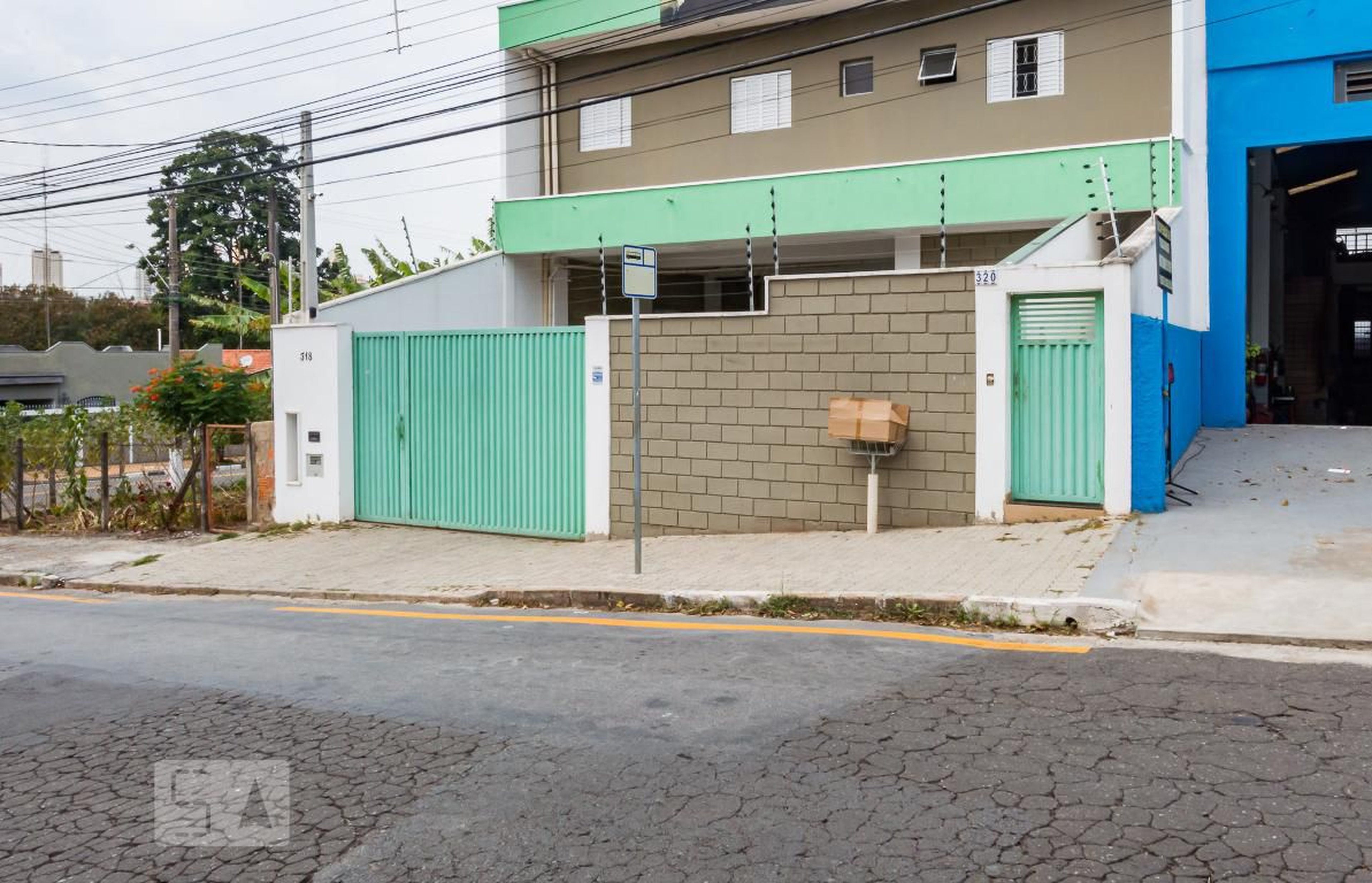 Fachada do Condomínio Condomínio em Avenida Santa Genebra, 320