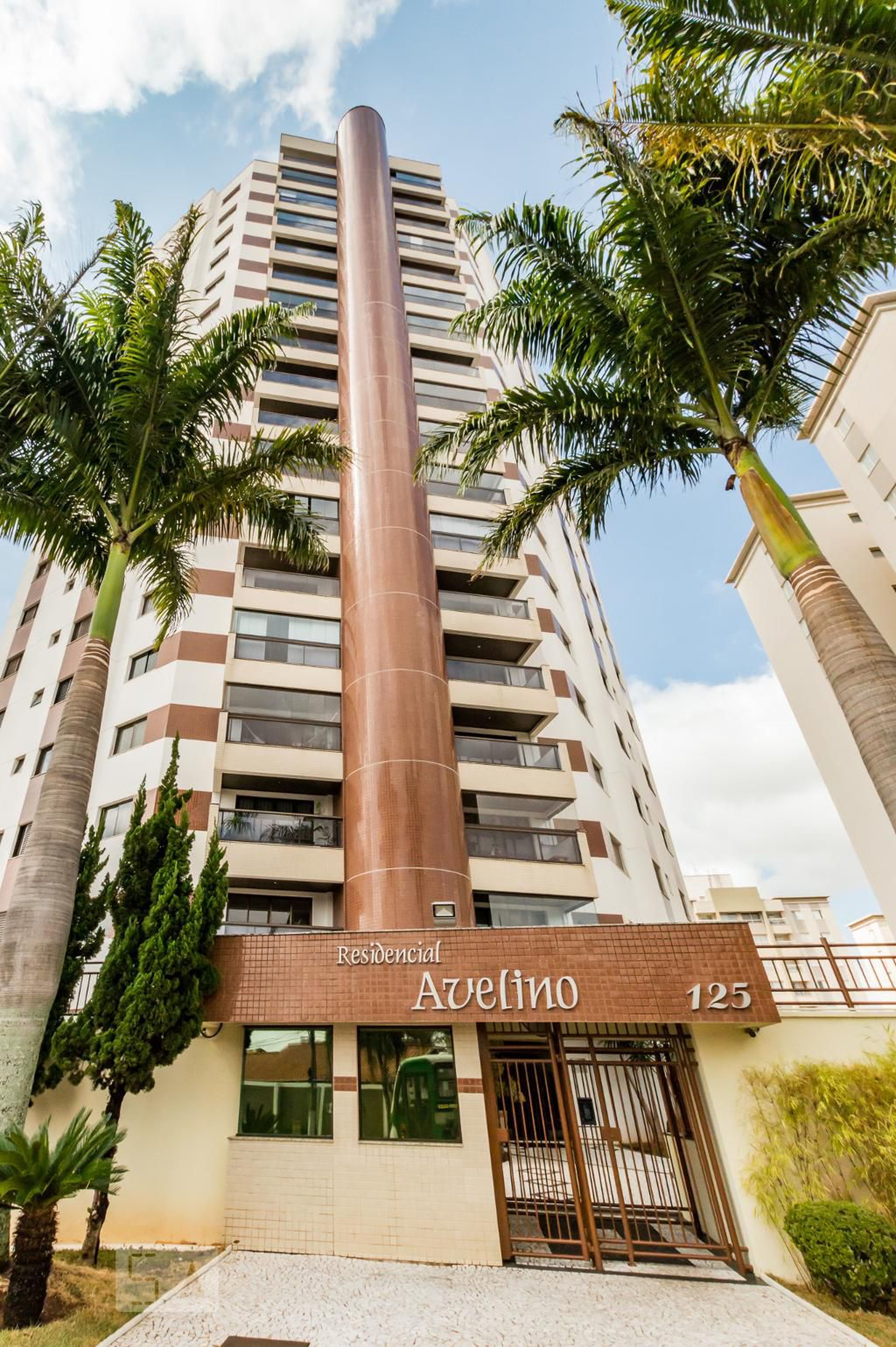 Fachada do Condomínio Condomínio Avelino