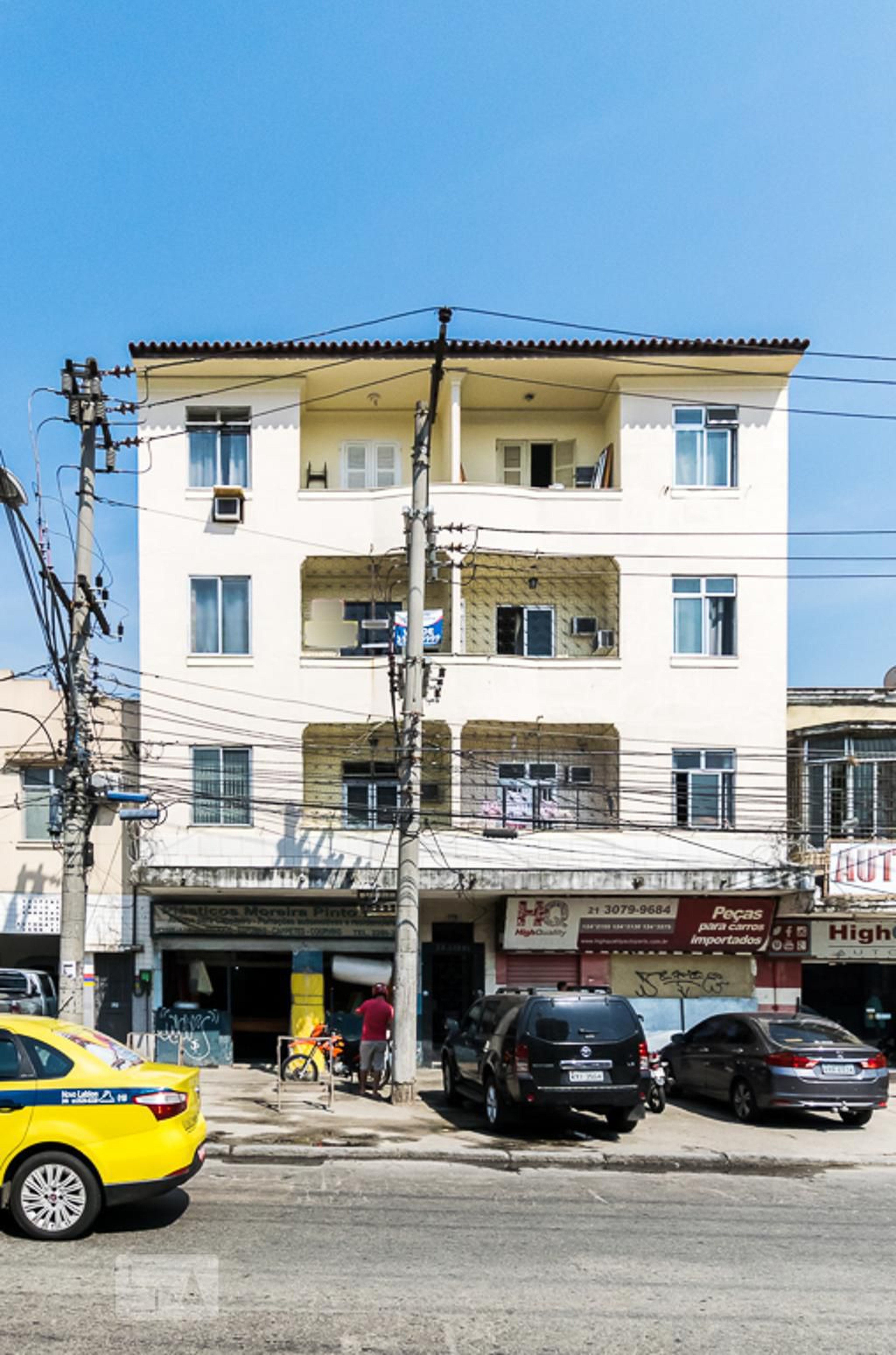 Fachada do prédio Condomínio em Avenida dos Democráticos, 1535