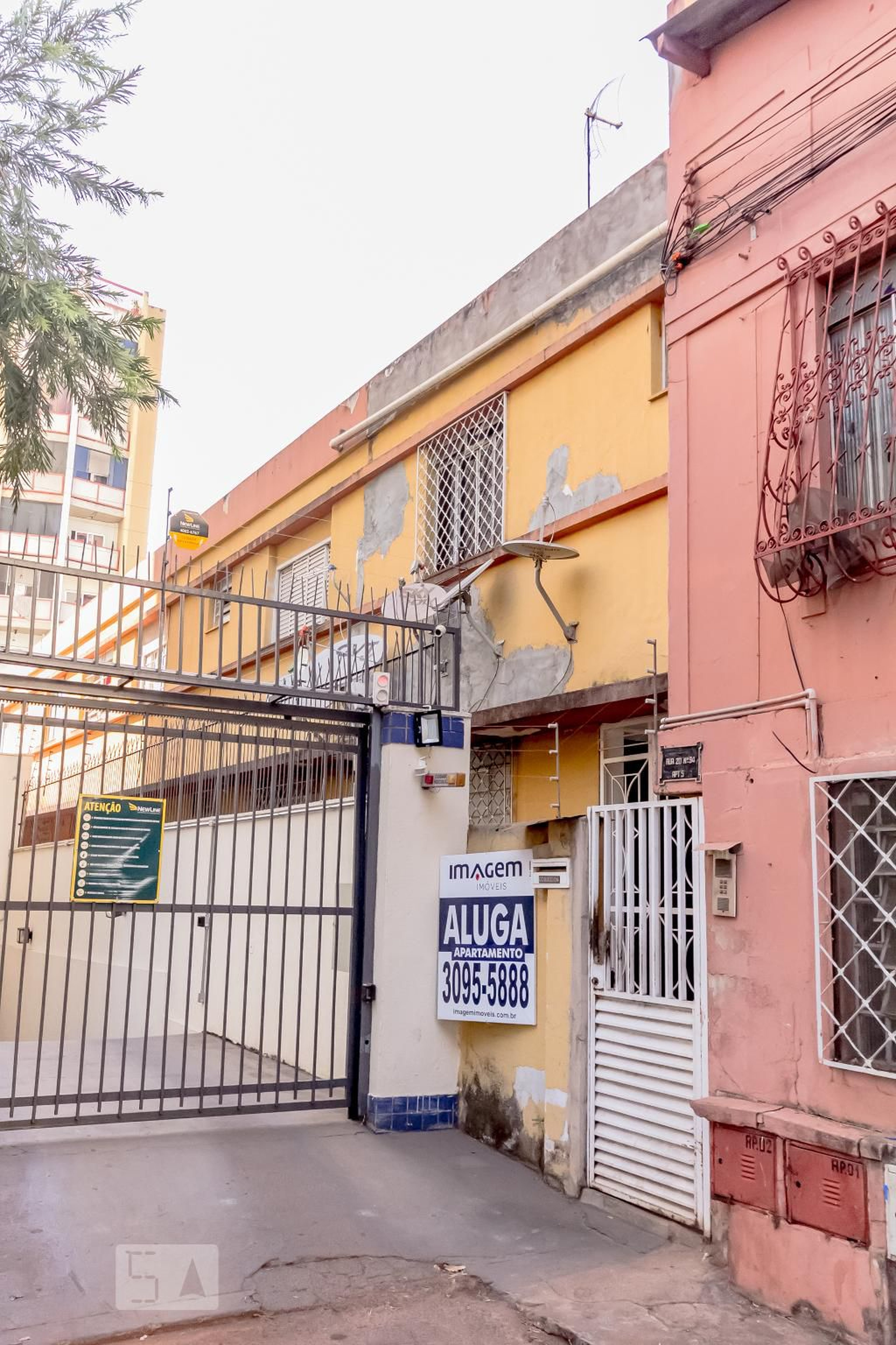 Fachada Condomínio em Rua 20, 94