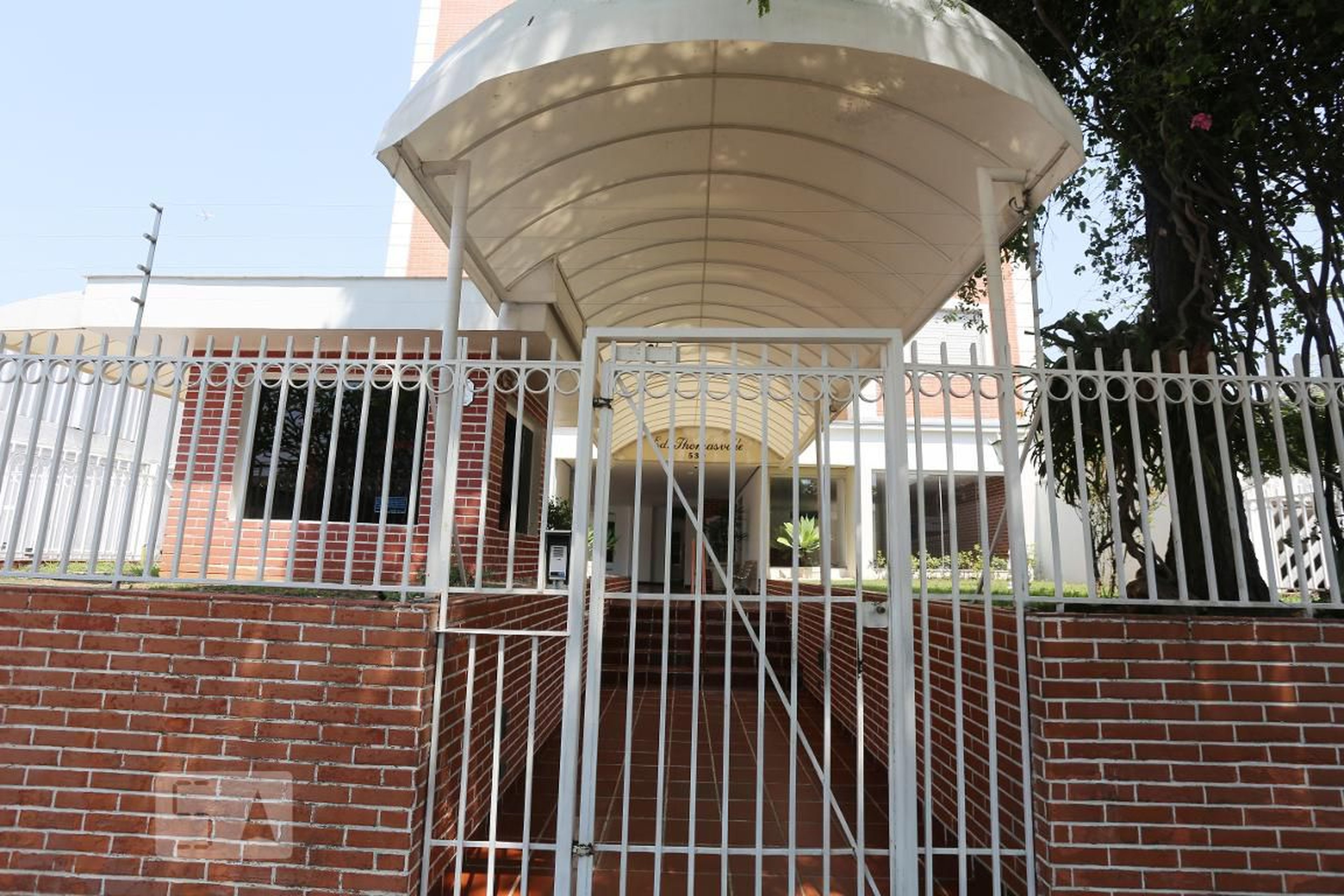 Fachada do Condomínio Condomínio Thomazville