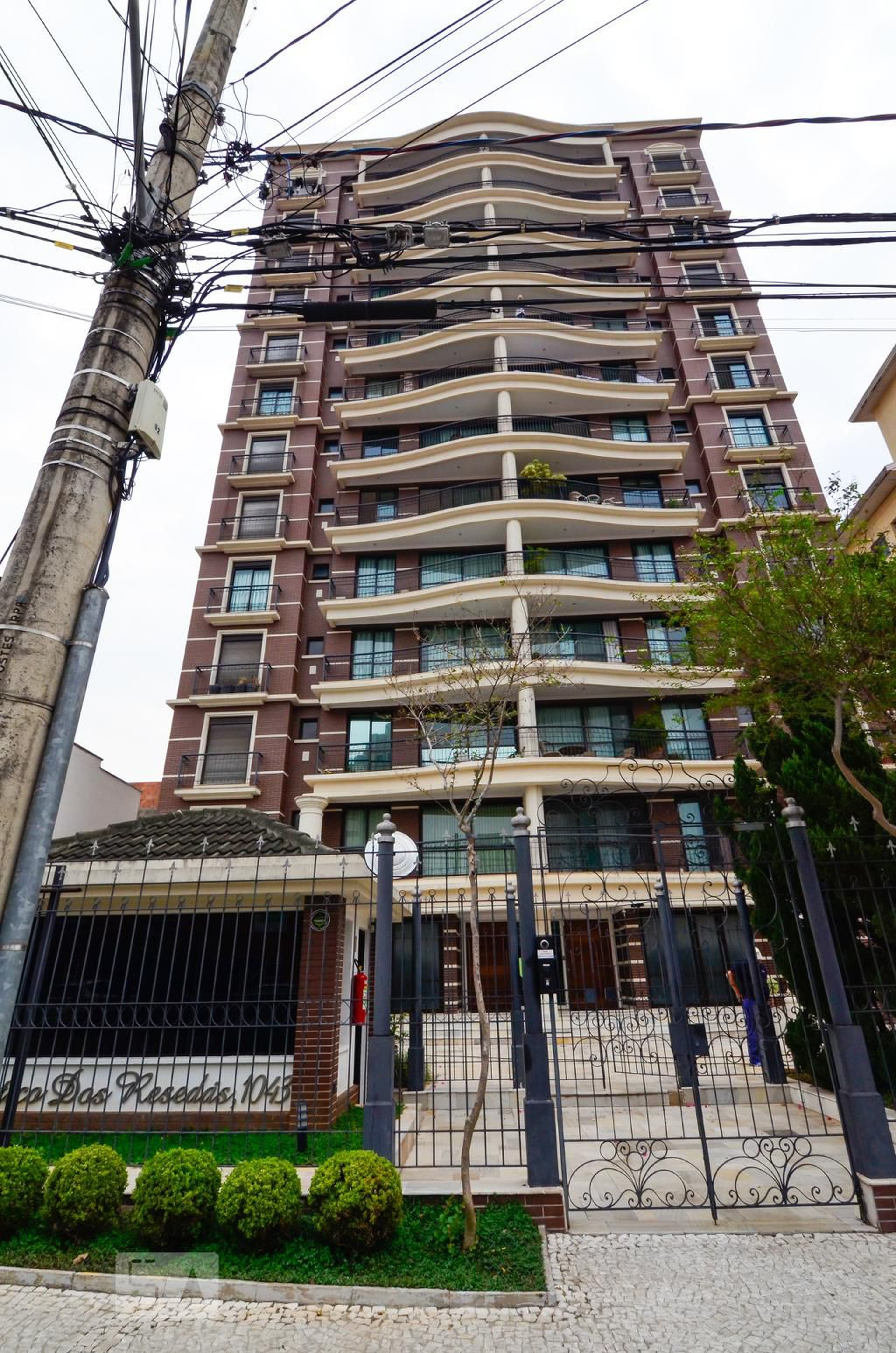 Fachada do prédio Condomínio em Rua Antônio Lapa, 1043