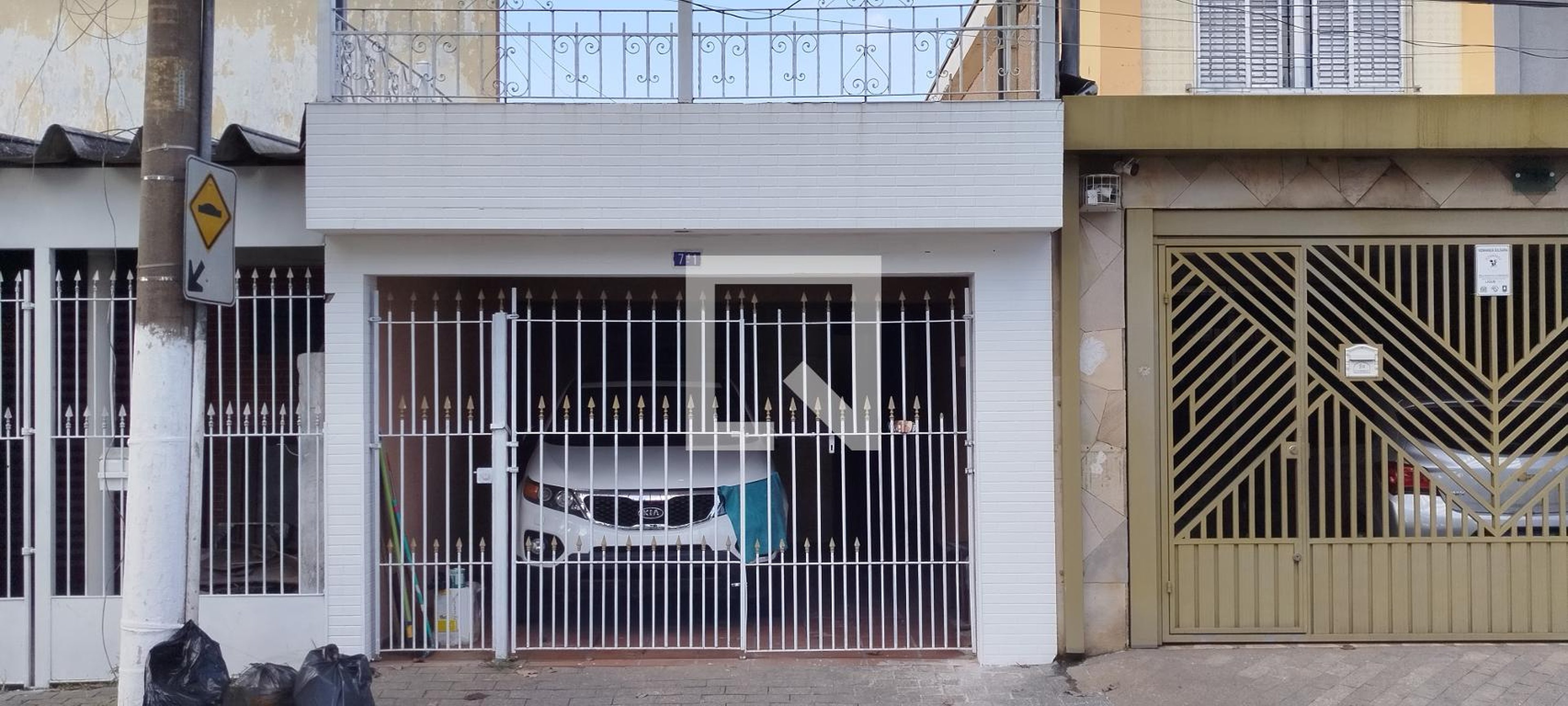 Fachada Condomínio em Rua Oliveira Catrambi, 741