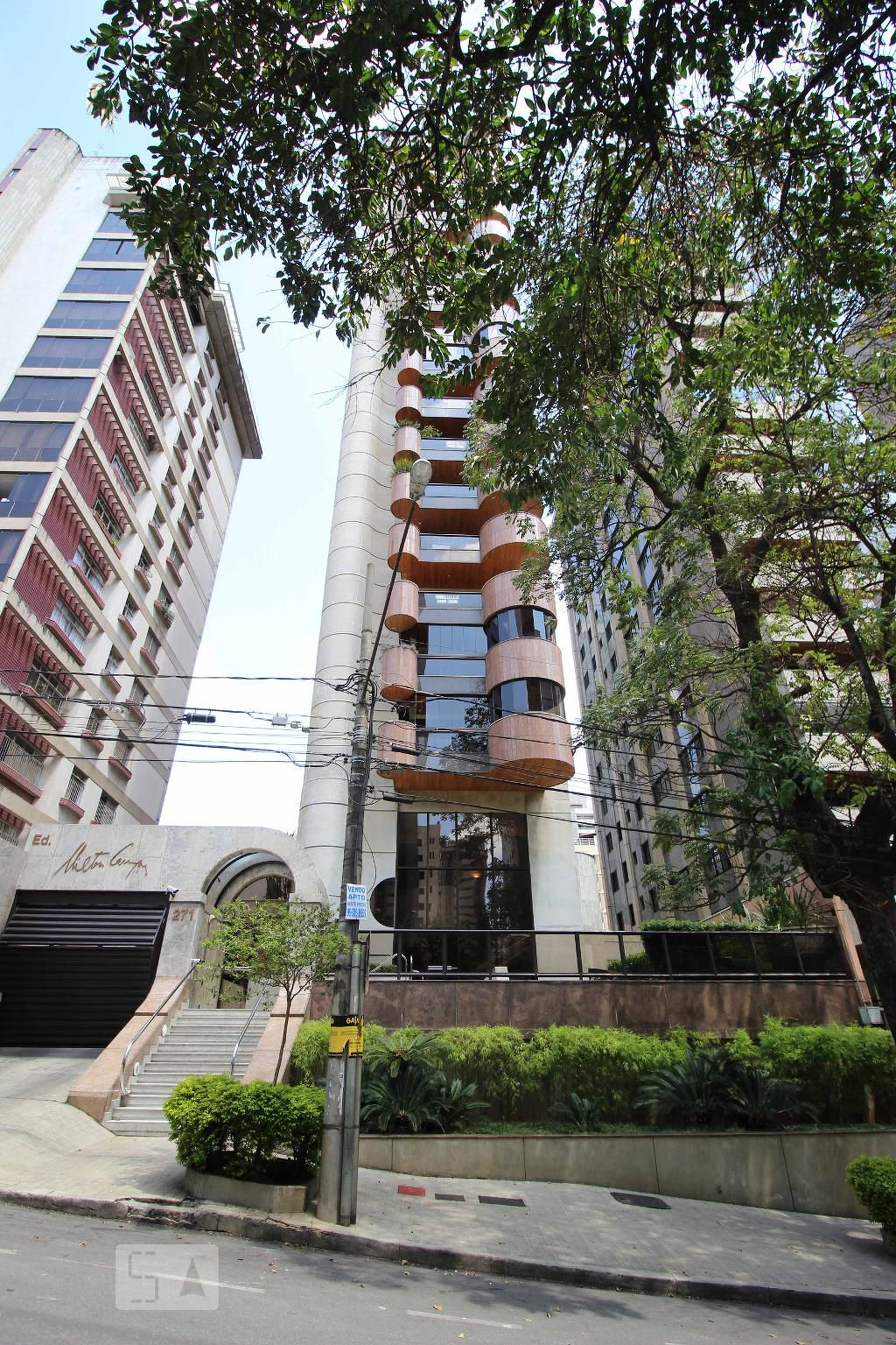 Fachada Condomínio em Rua Tomás Gonzaga, 271