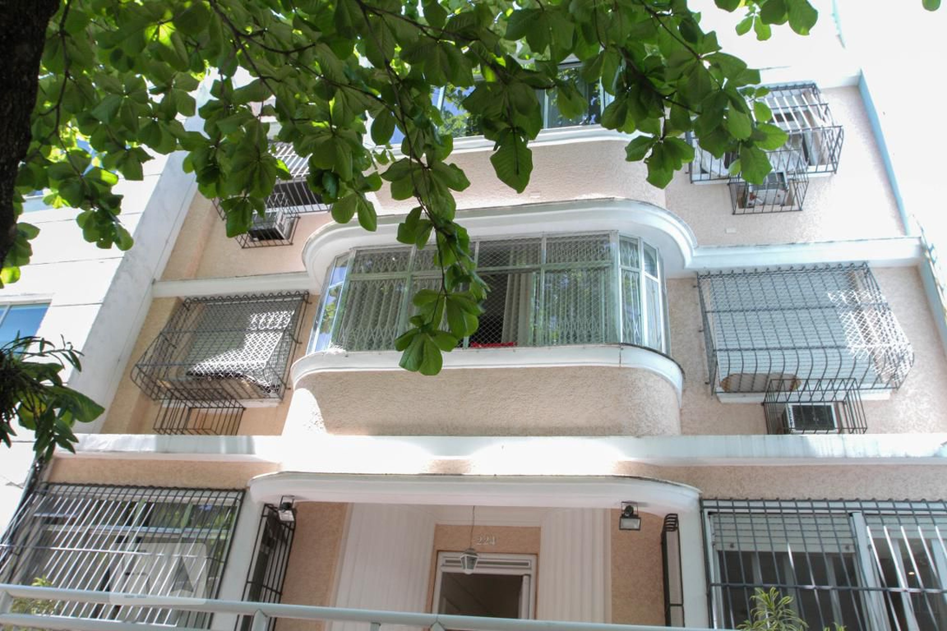 Fachada do Prédio Condomínio em Rua Joana Angélica, 224