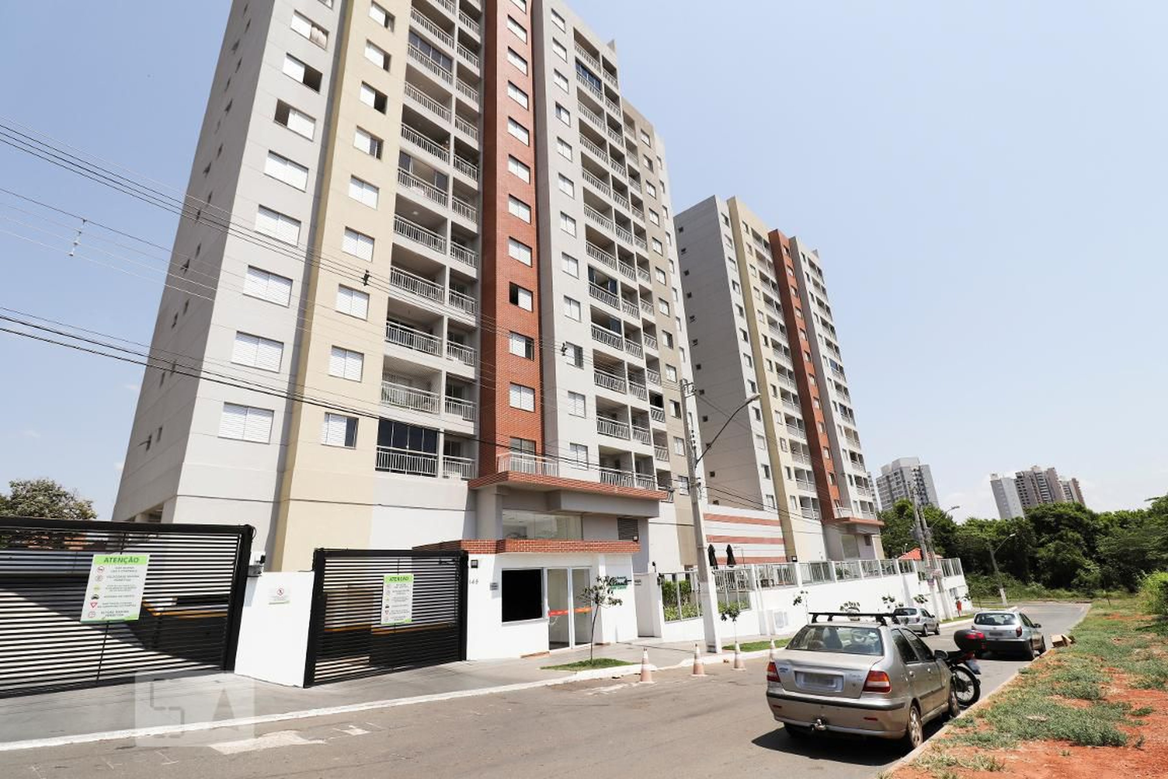 Fachada Condomínio em Rua Siri, Qd 93