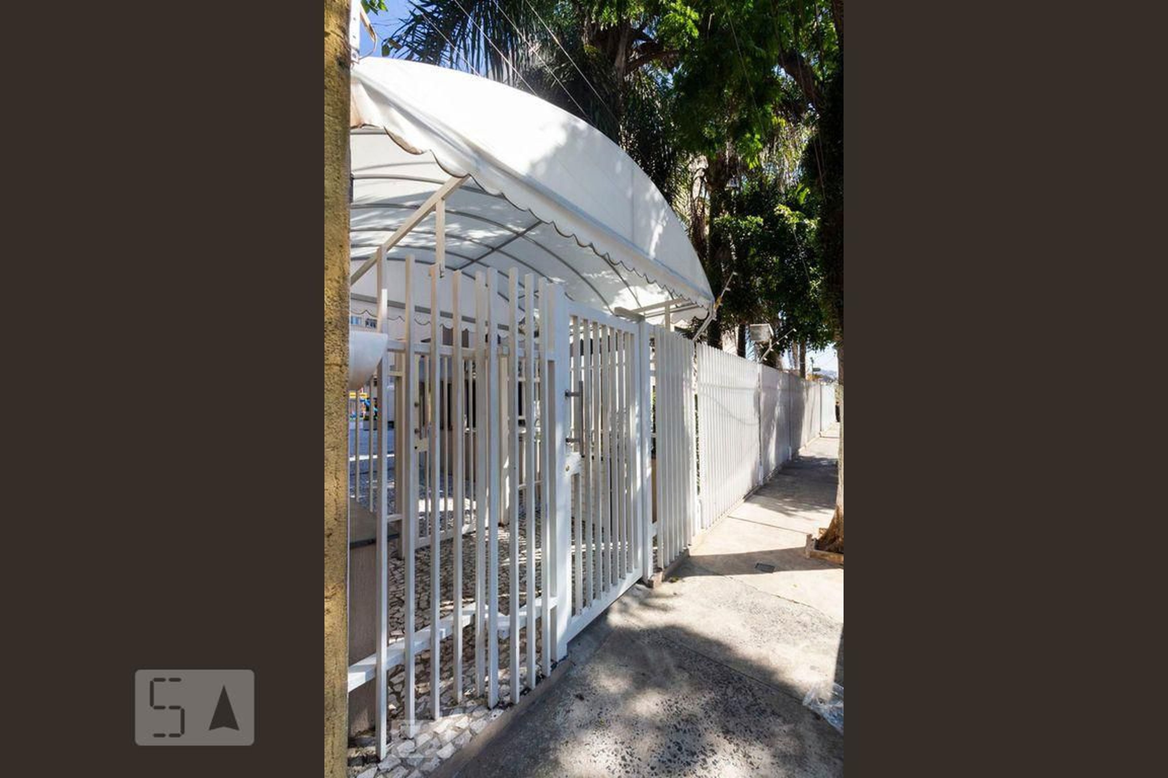 Fachada Condomínio em Rua Ipaobi, 196