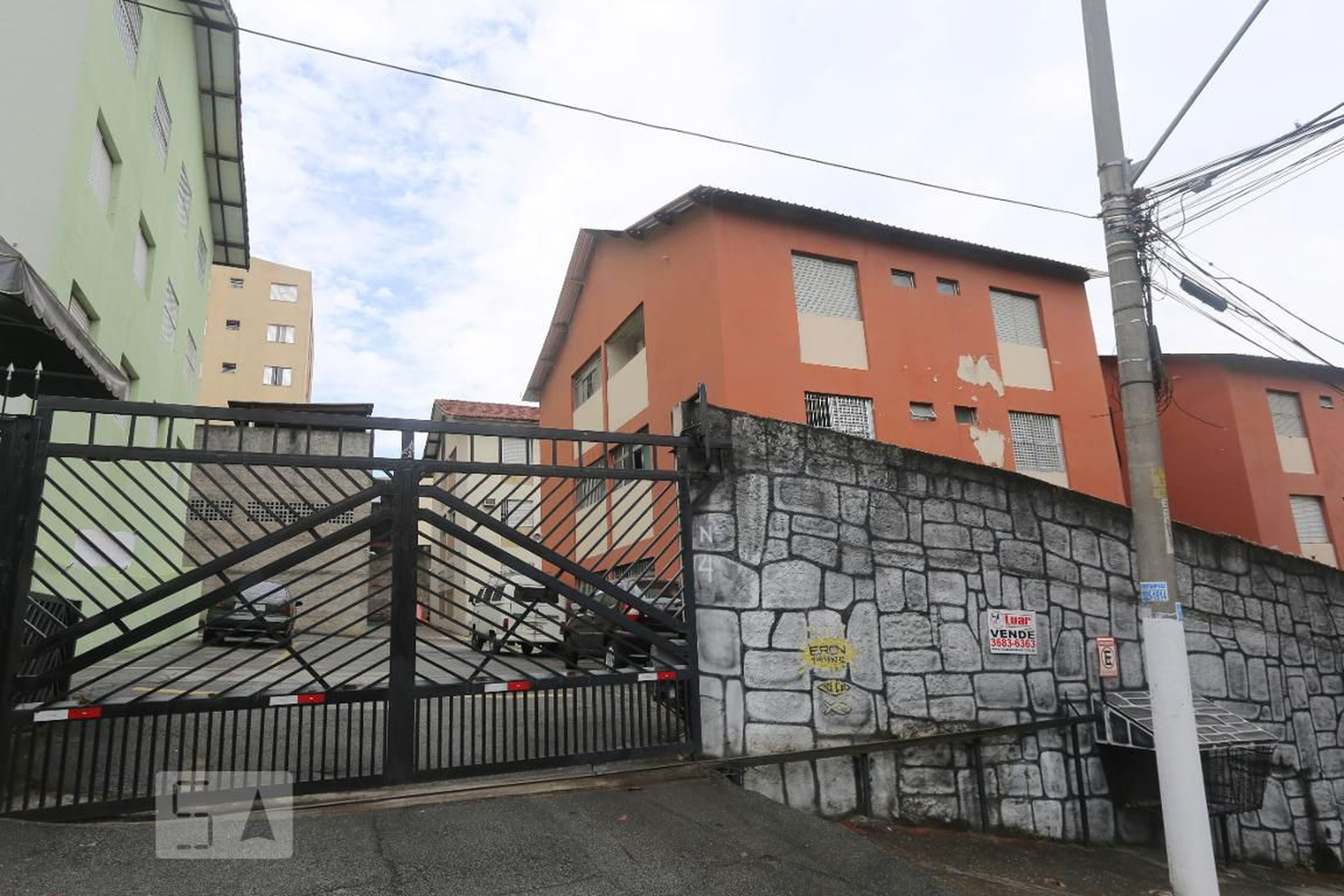 Fachada do Condomínio Edifício Cambará