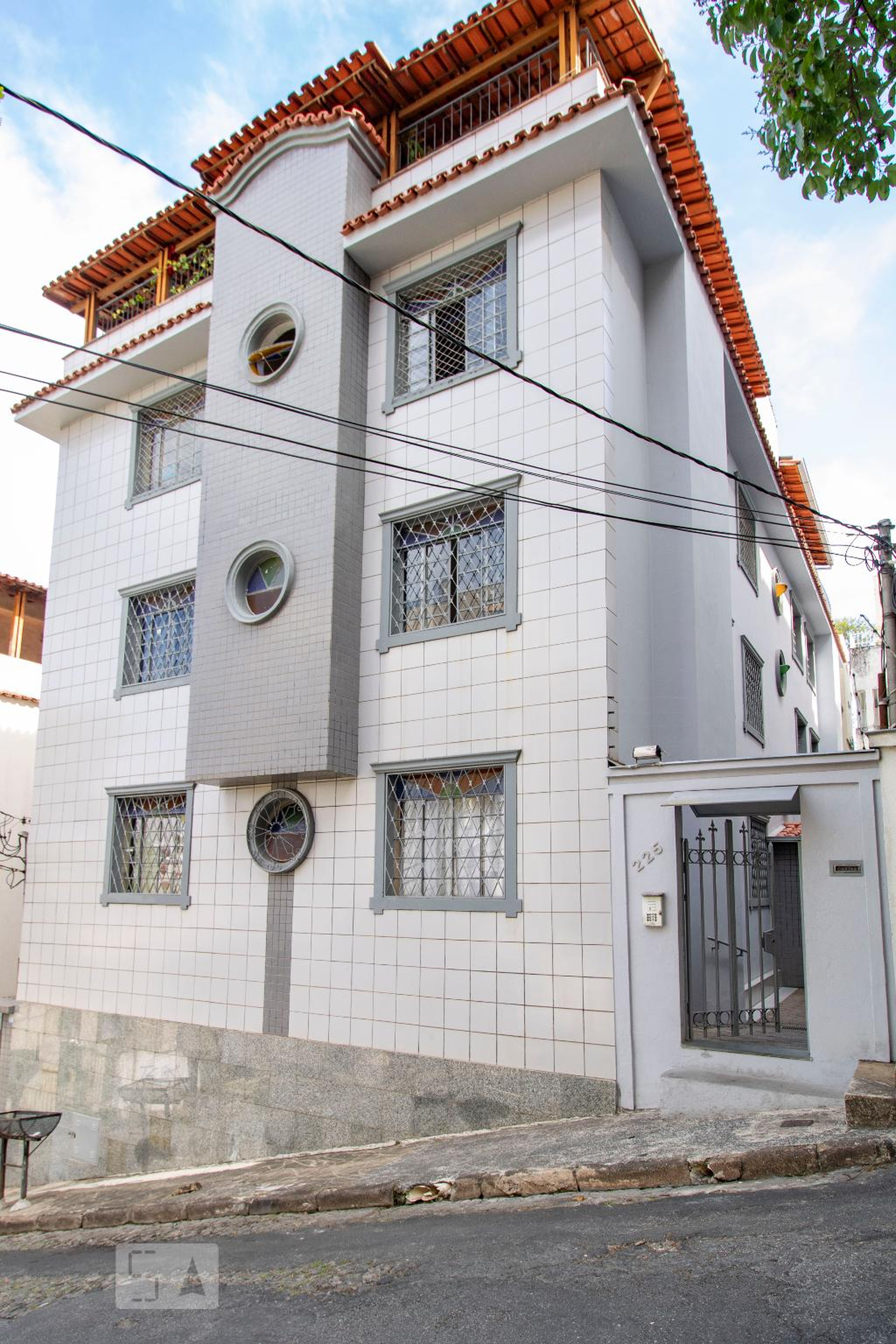 Fachada Condomínio em Rua Professor Aníbal de Matos, 225