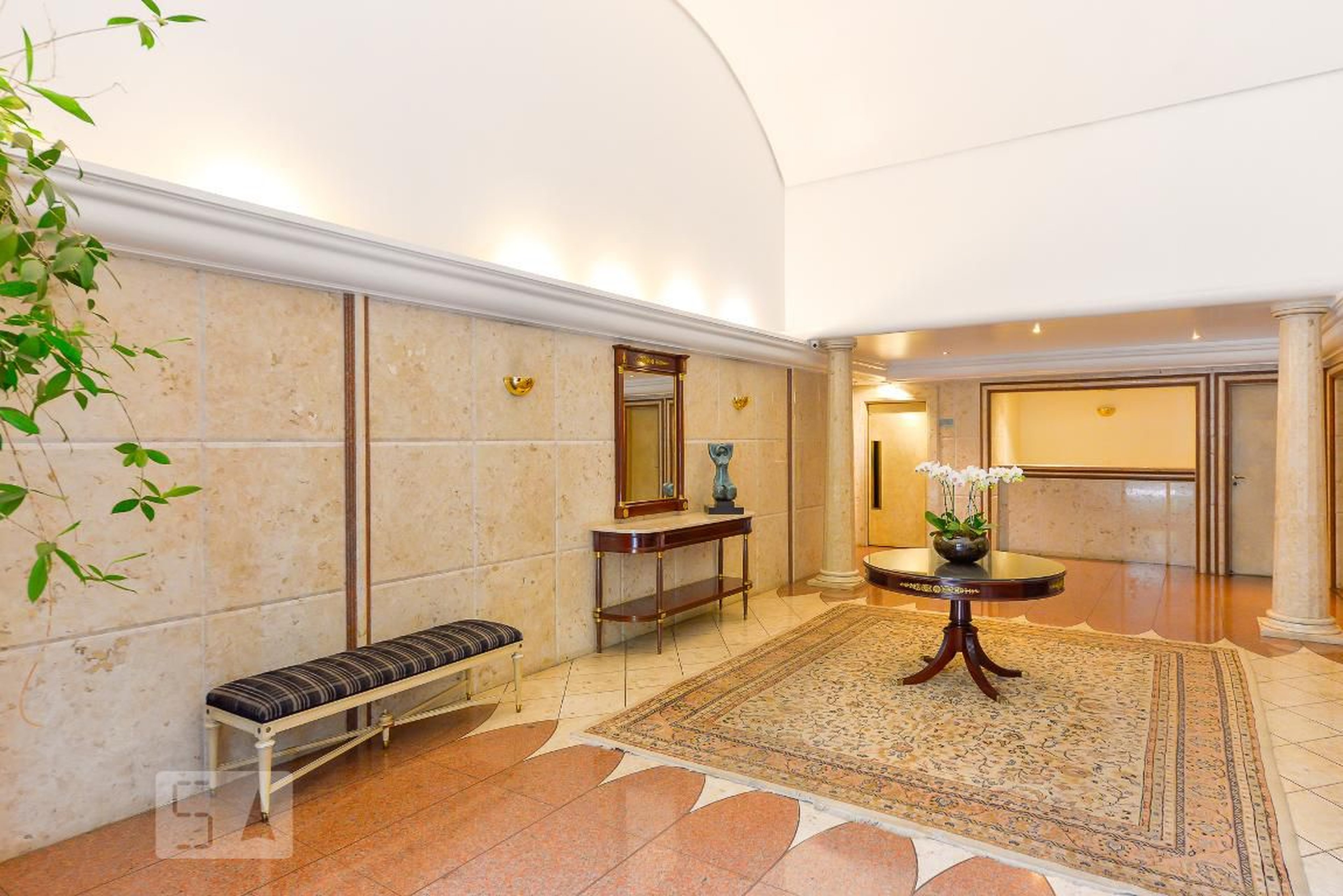 Hall Entrada - Tiffanys Tower