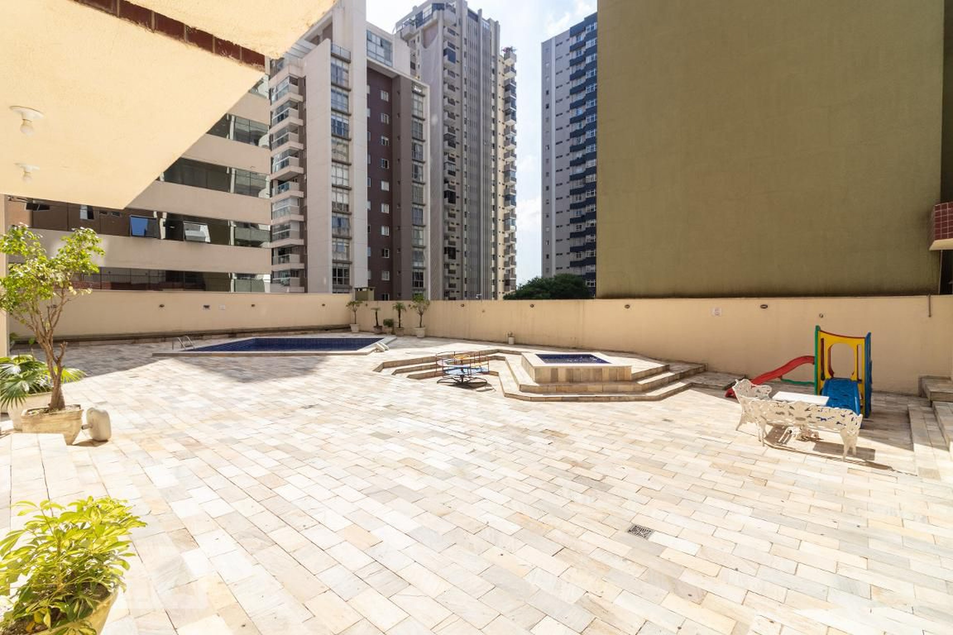 Área externa - Edifício Champagnat Concorde