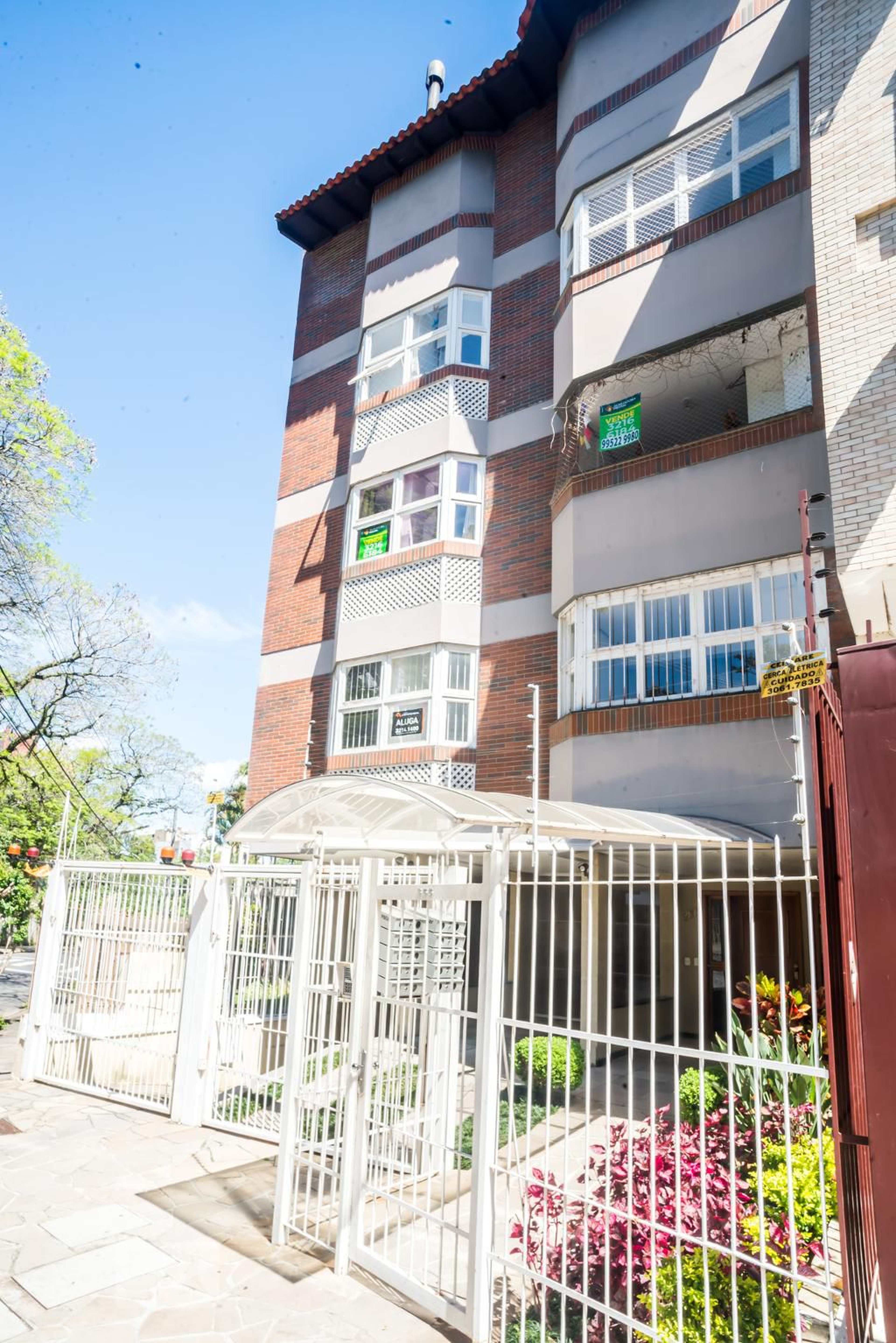 Fachada Condomínio em Rua Riveira, 355