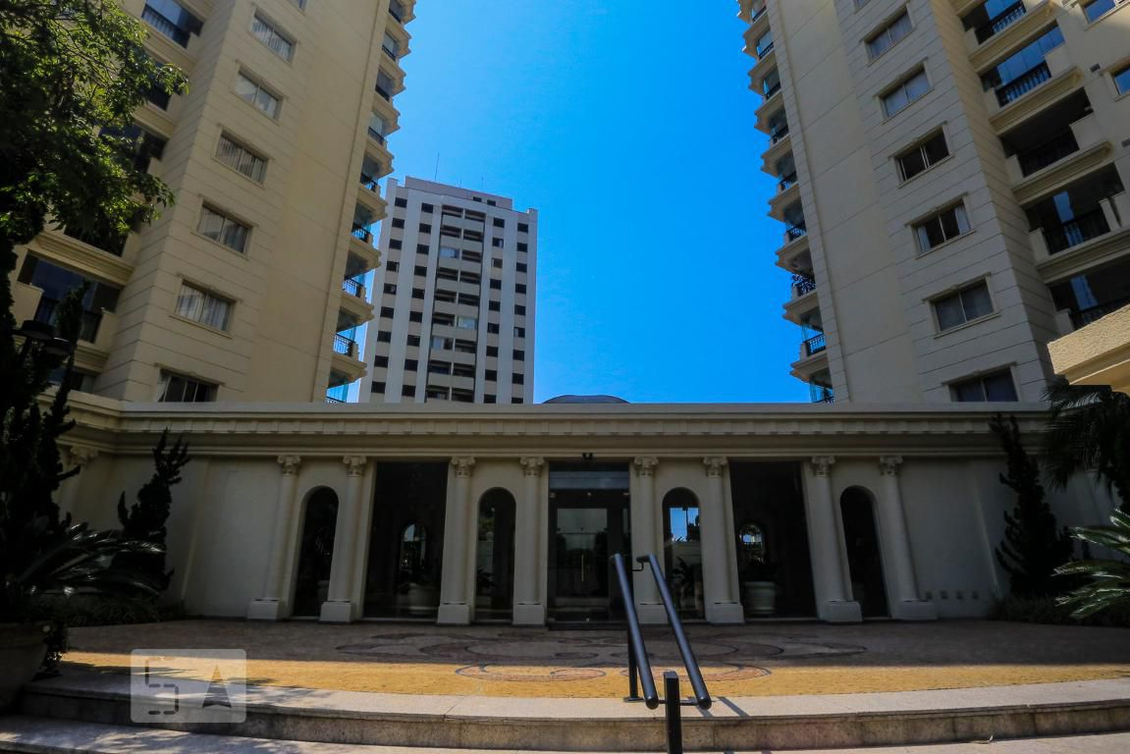 Fachada Condomínio em Rua Luís Molina, 37