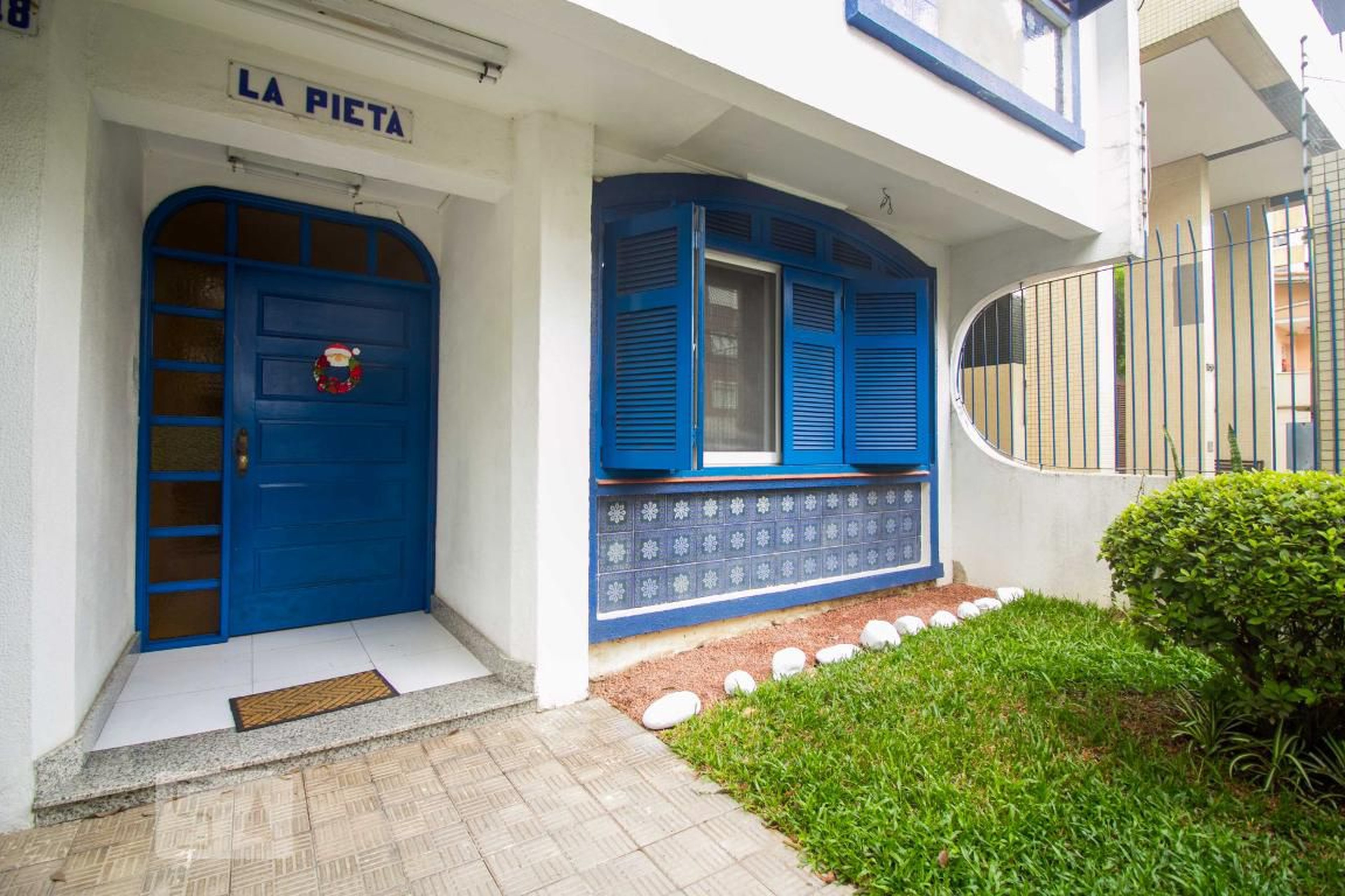 Entrada do prédio - La Pieta