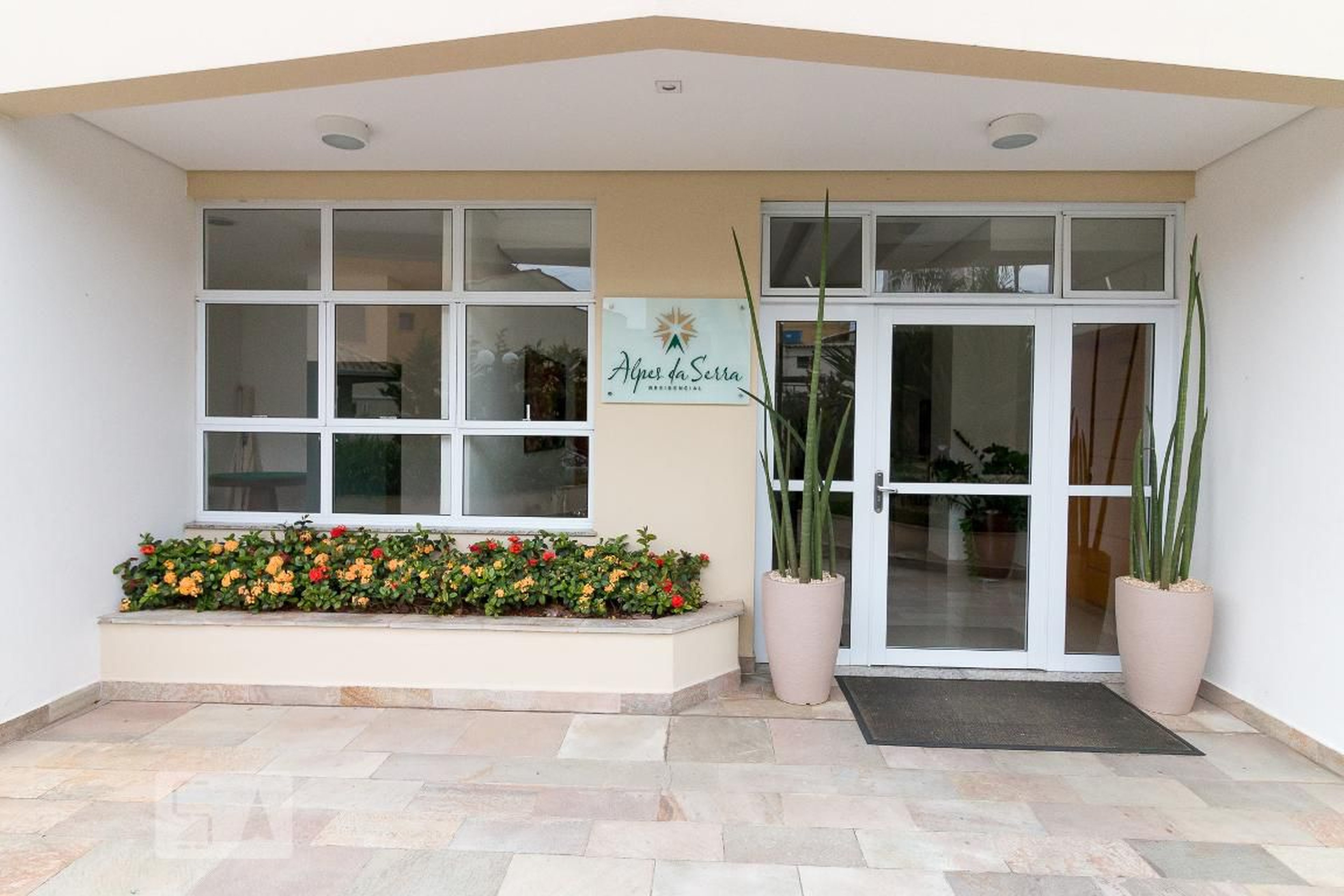 Entrada do prédio - Alpes da Serra