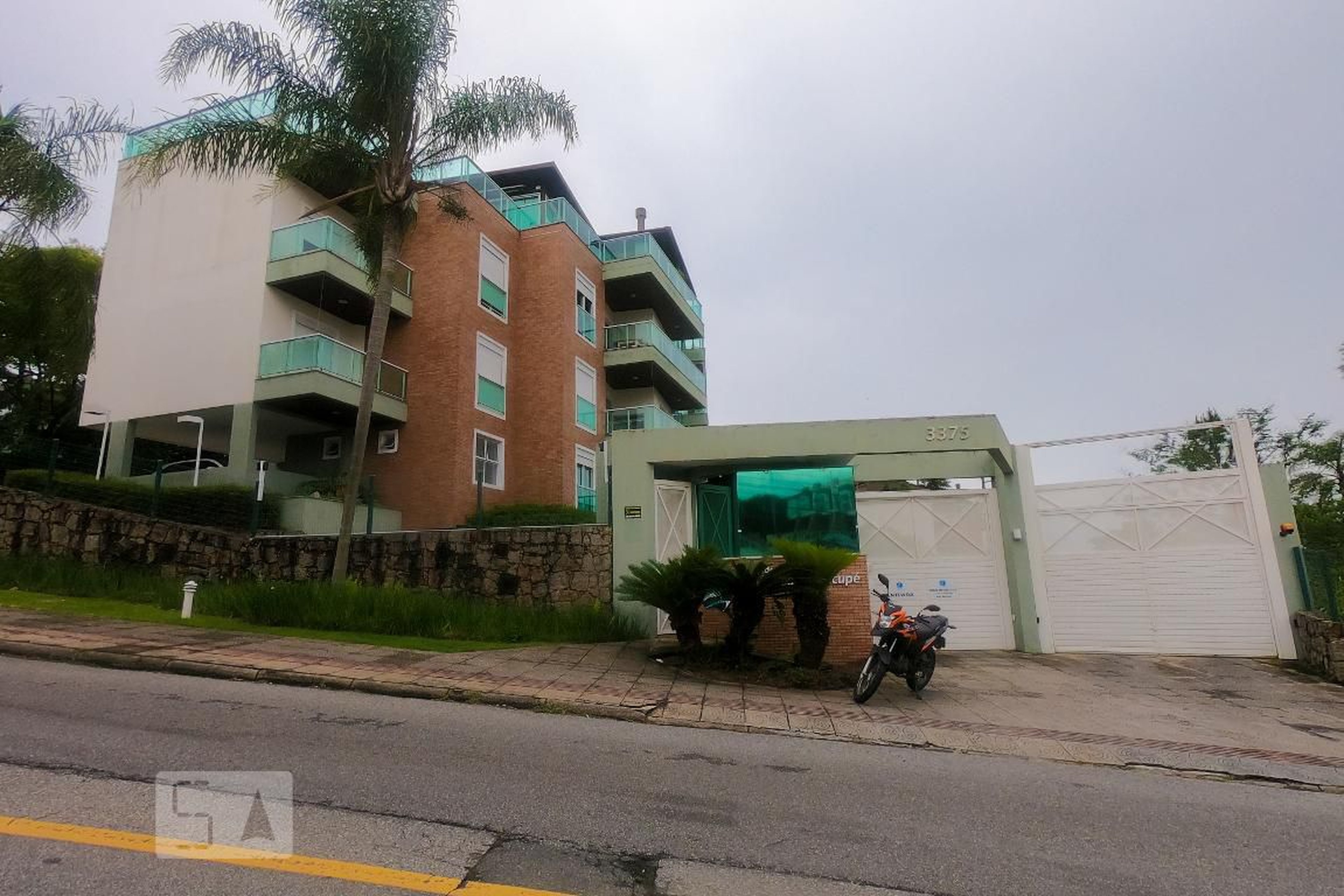 Fachada Condomínio em Estrada Haroldo Soares Glavan, 3375