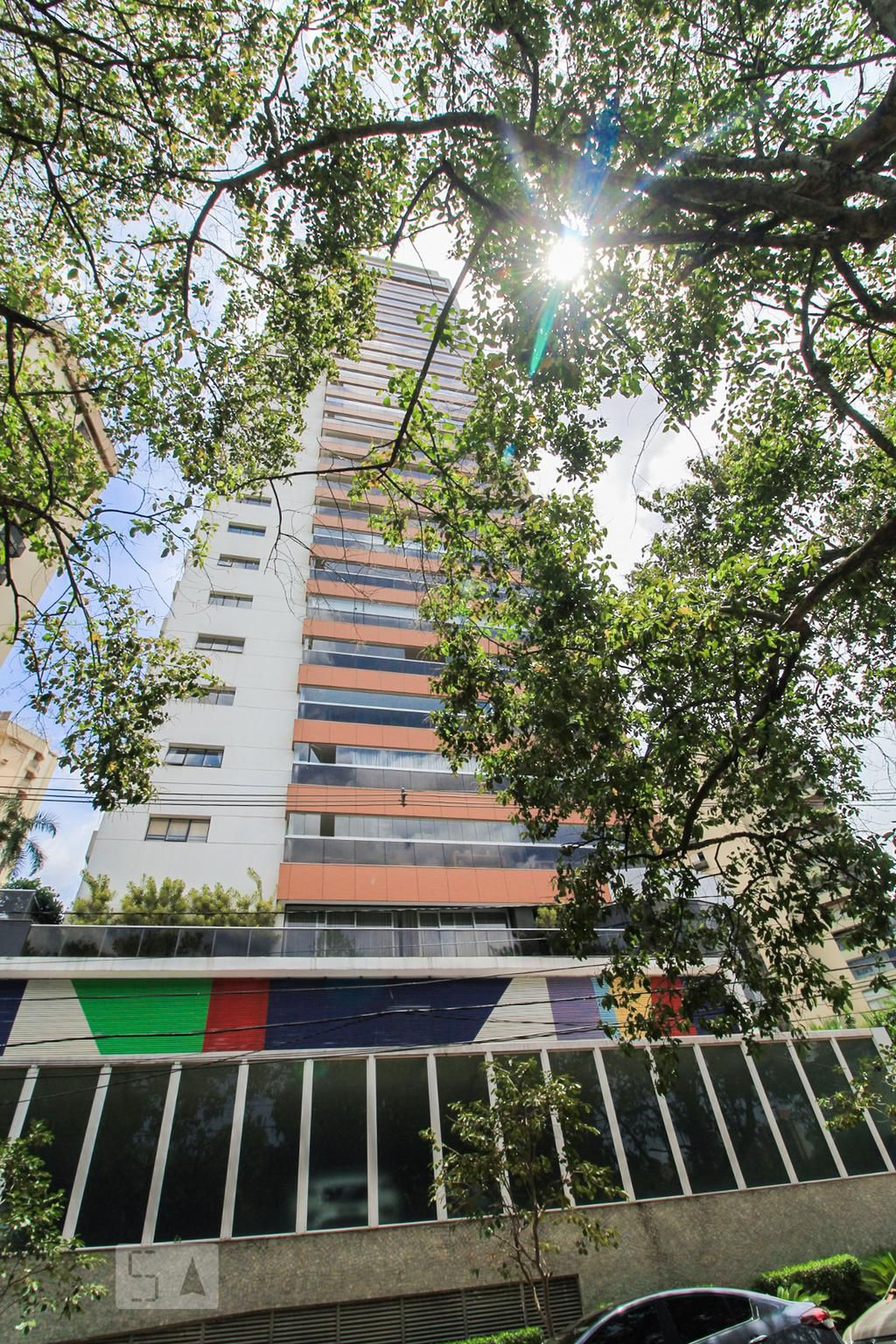 Fachada do Condomínio Condomínio em Alameda das Rosas, 299