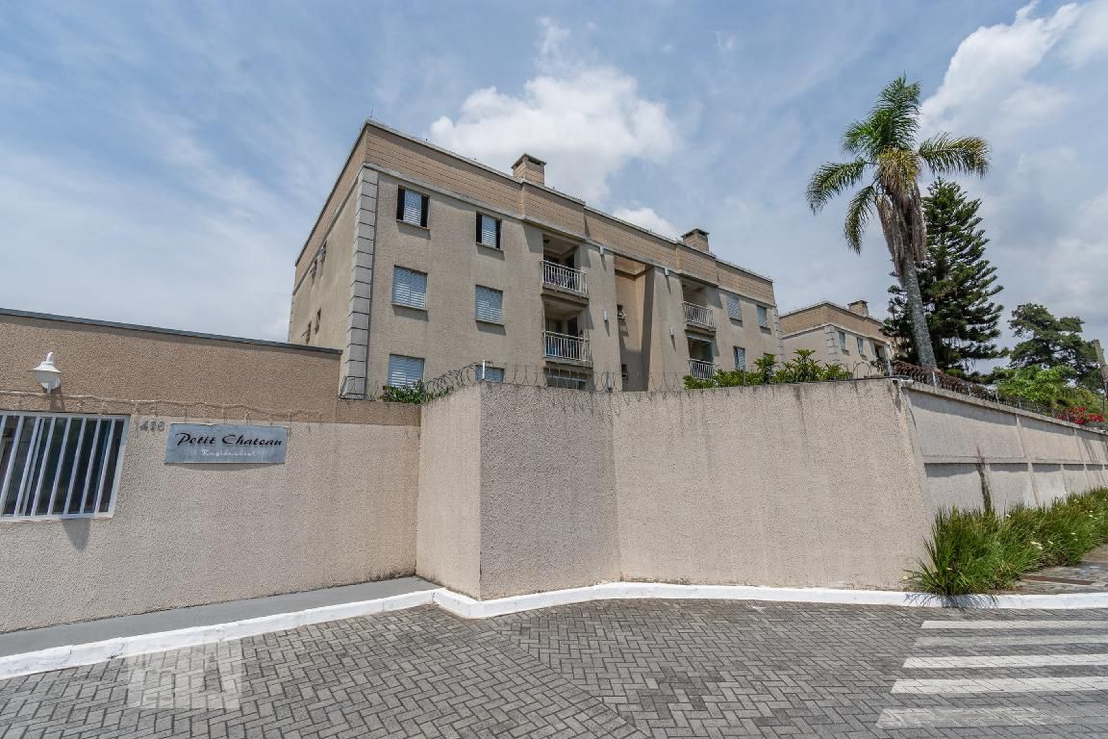 Fachada do Condomínio Residencial Petiti Chateau