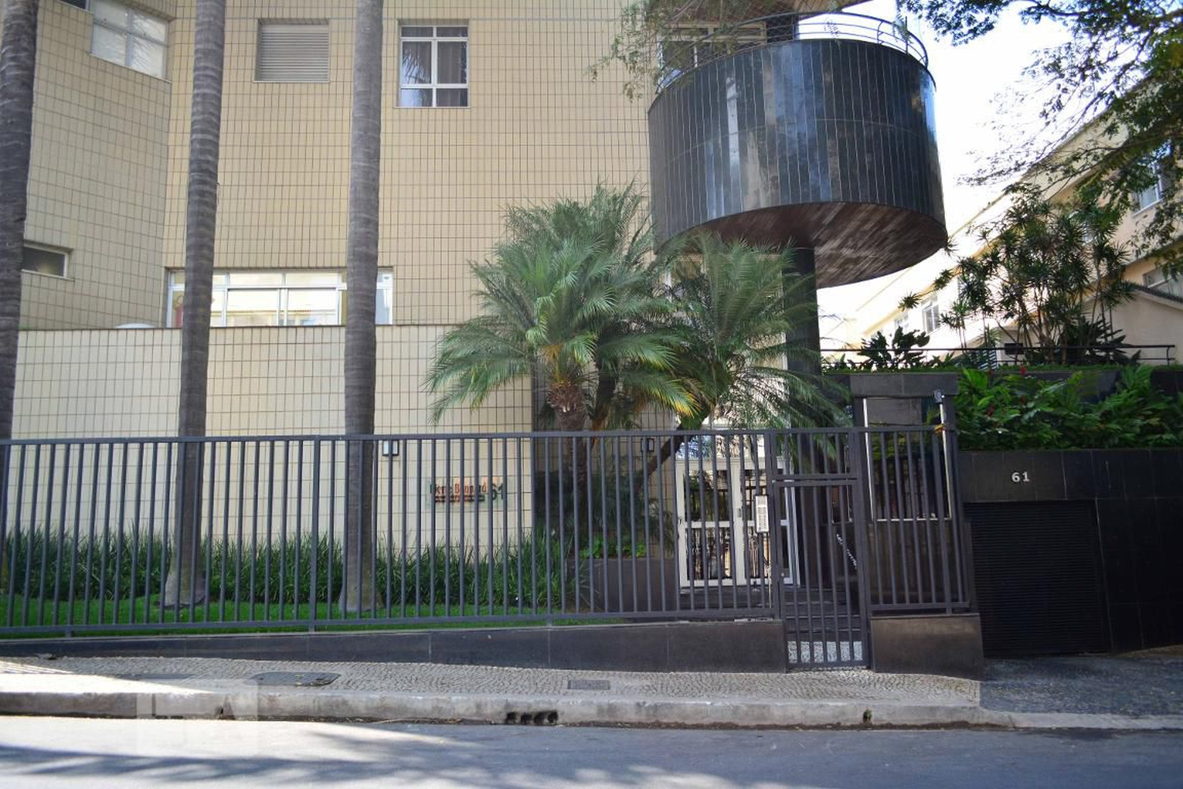 Fachada Condomínio em Rua Serranos, 61