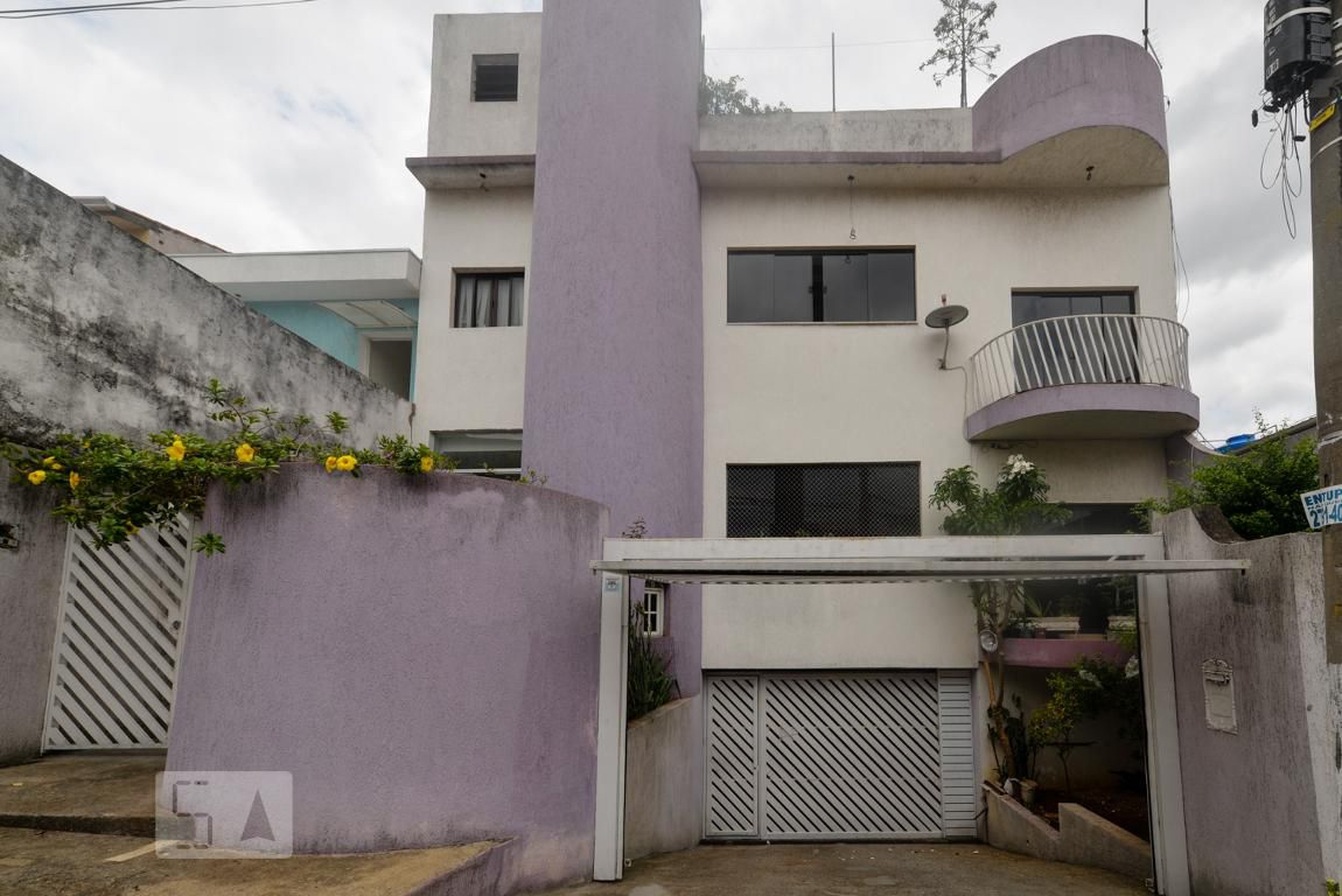 Fachada do condomínio Condomínio em Rua Dirce Faccini Poli, 50