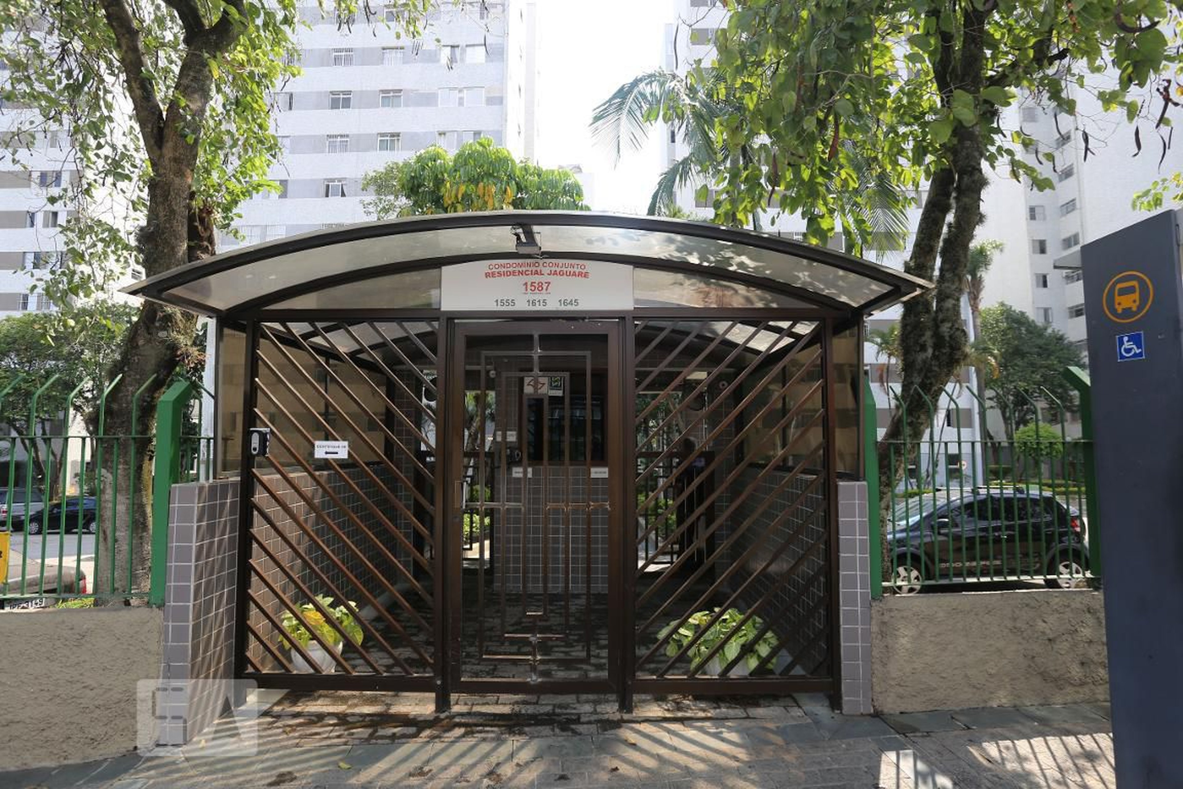 Fachada do Condomínio Condomínio CRJ