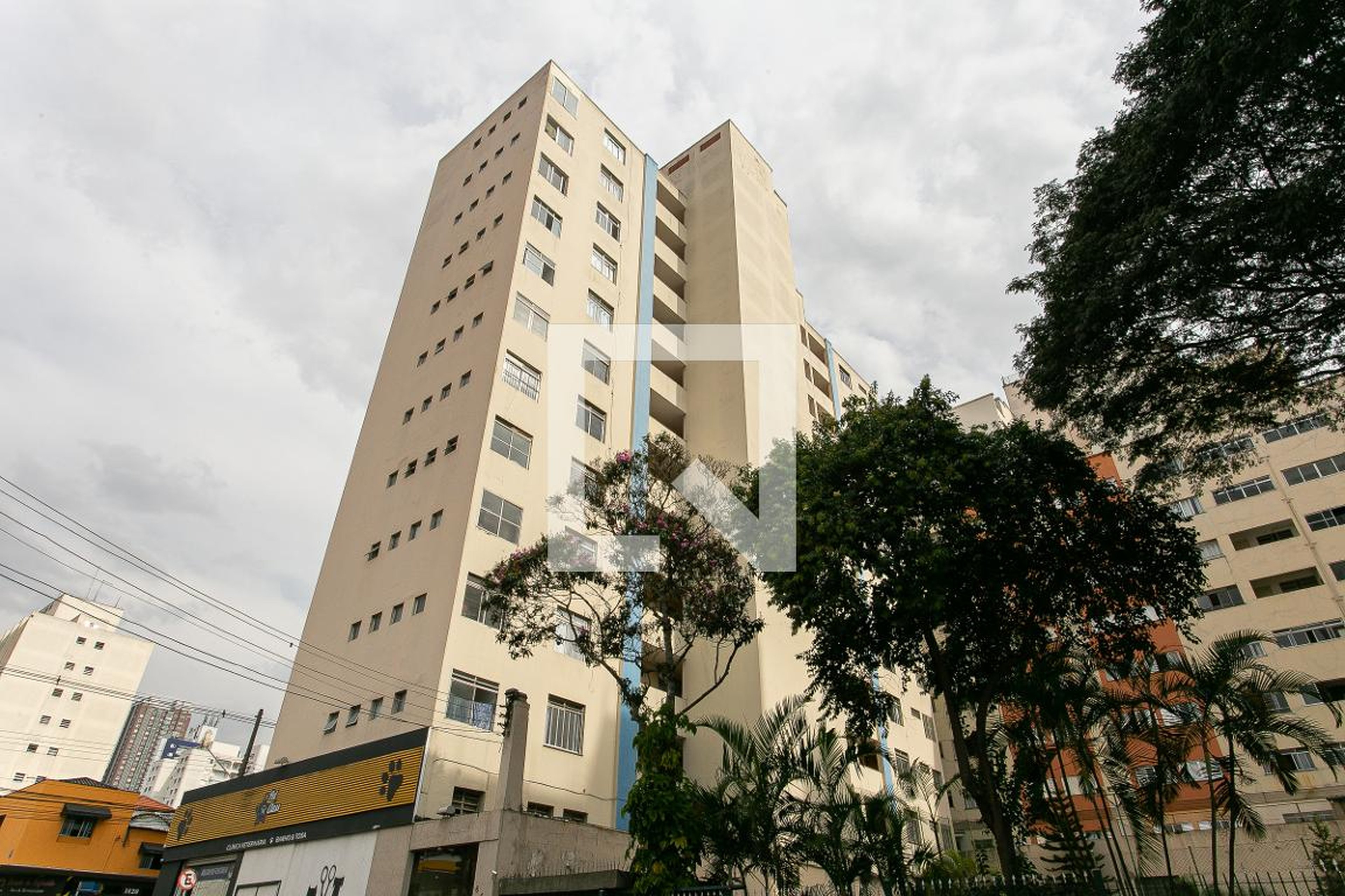 Fachada Condomínio em Rua Monte Serrat, 478