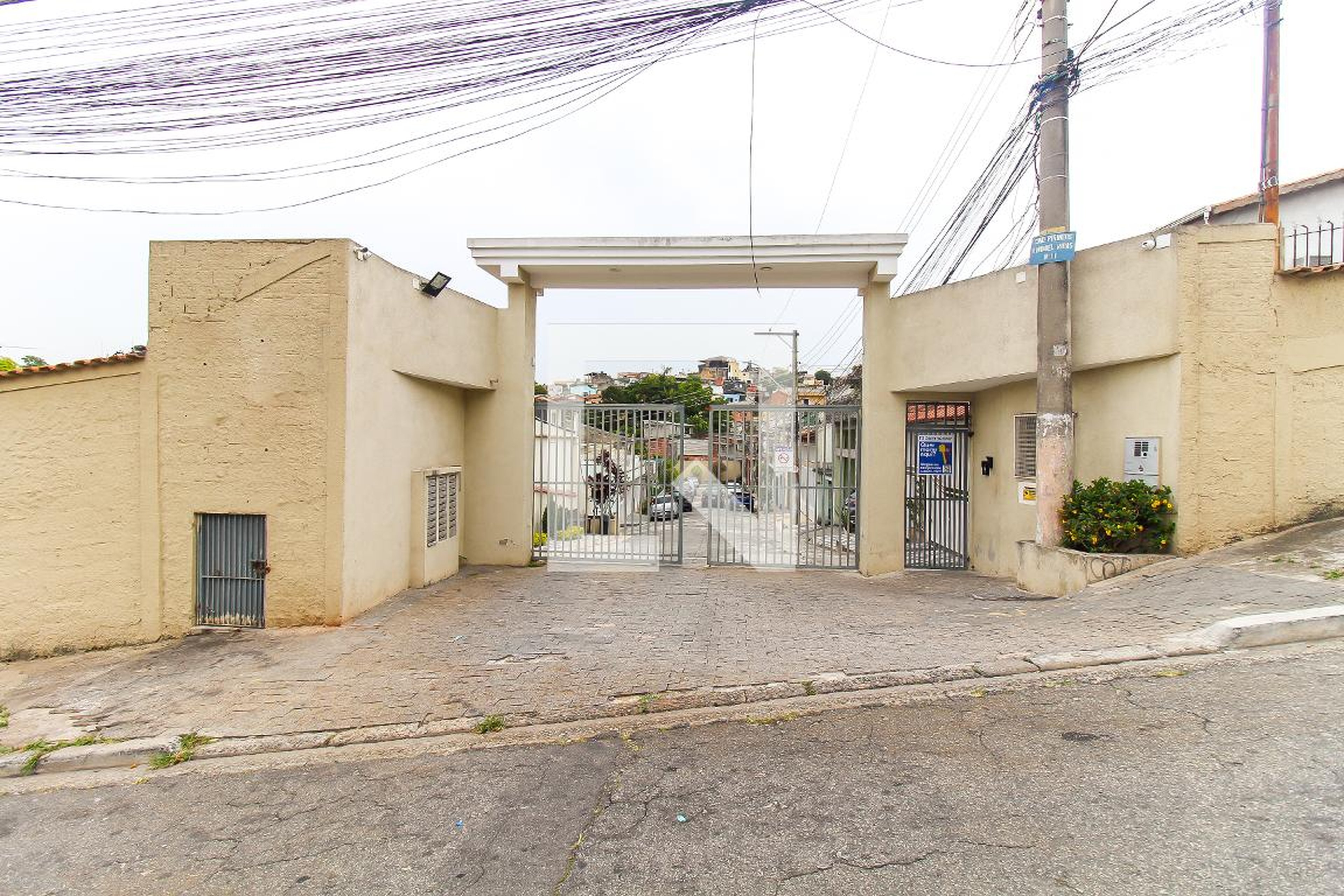 Fachada do Condomínio Condomínio Pirineos