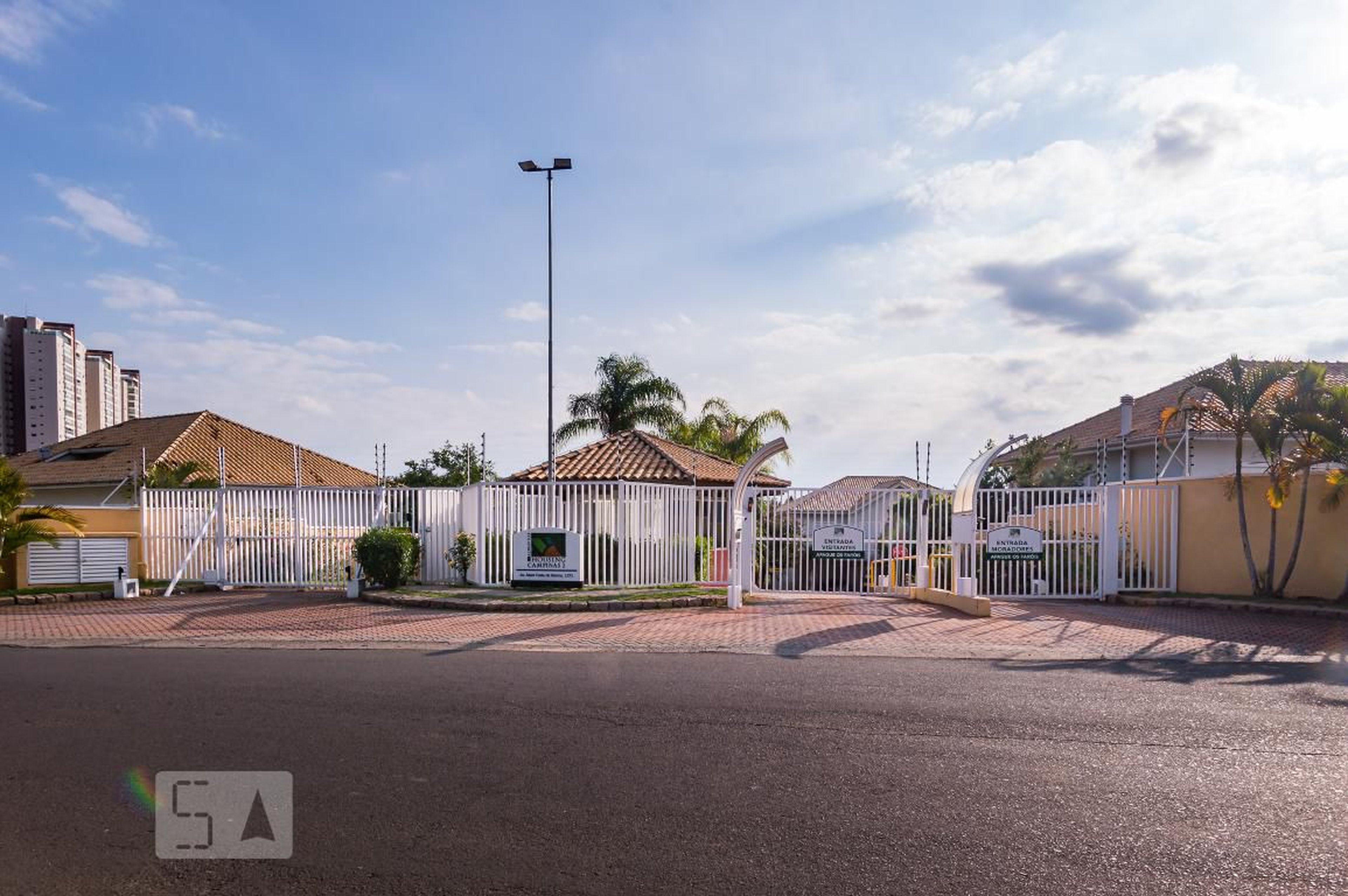 Fachada do Condomínio Condomínio Housing 2