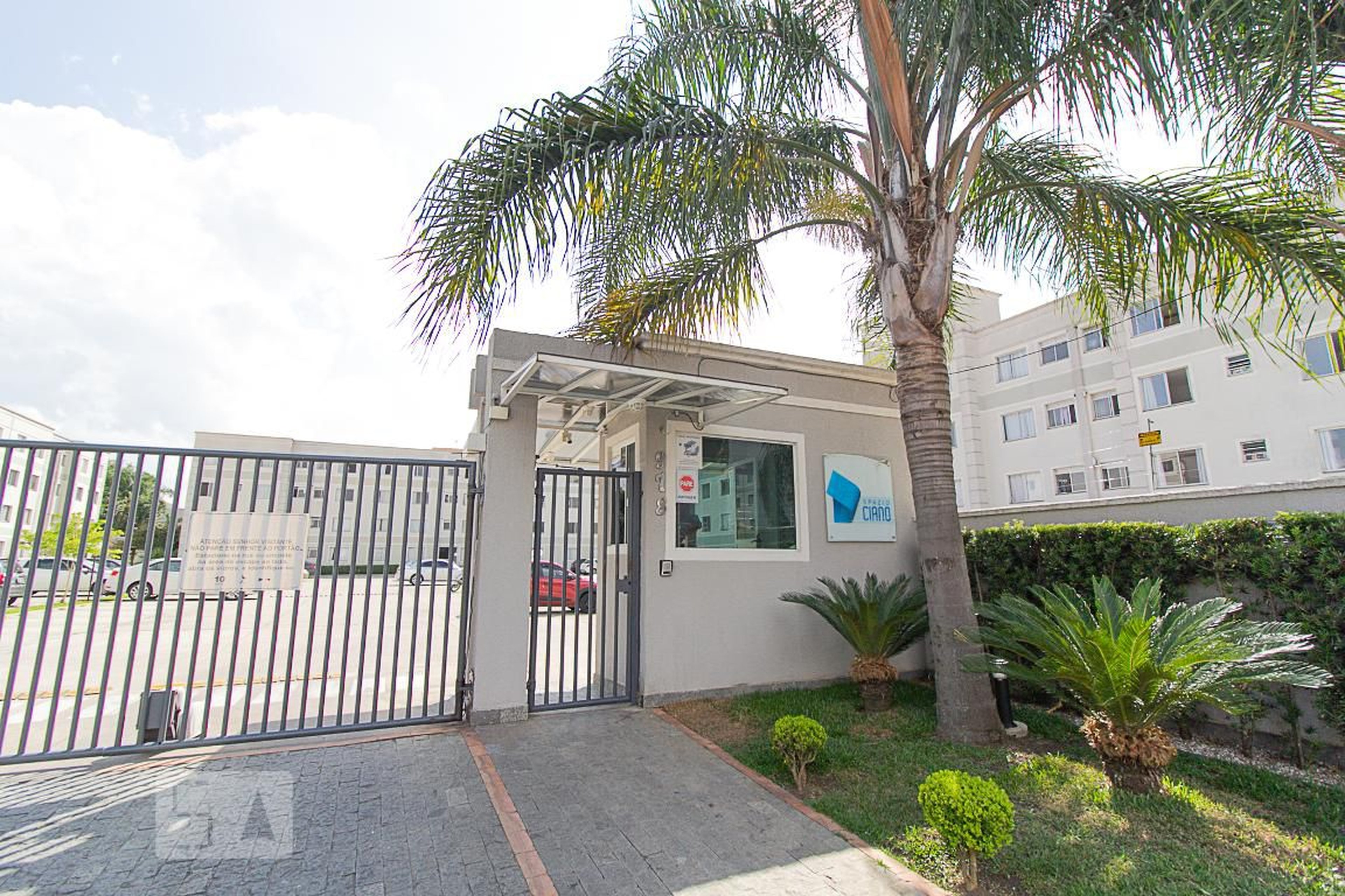 Fachada Condomínio em Rua Agudos do Sul, 980