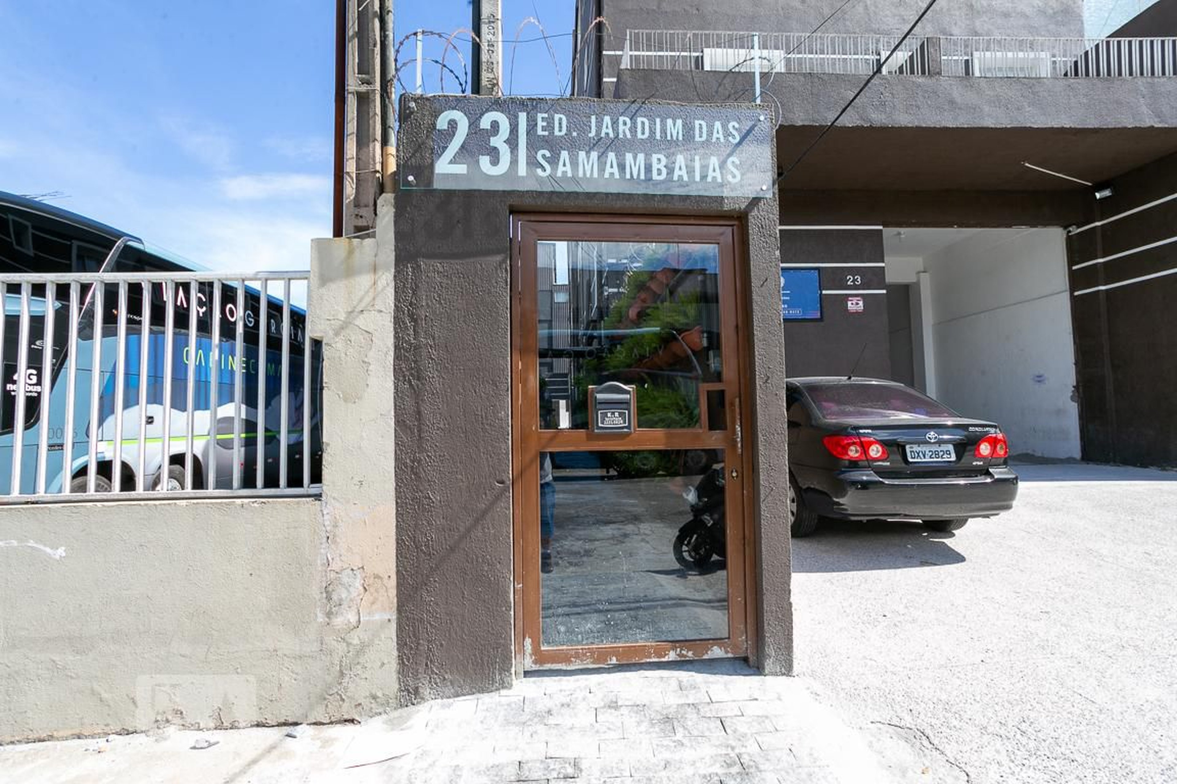 Fachada do Condomínio Edifício Jardim das Sambais