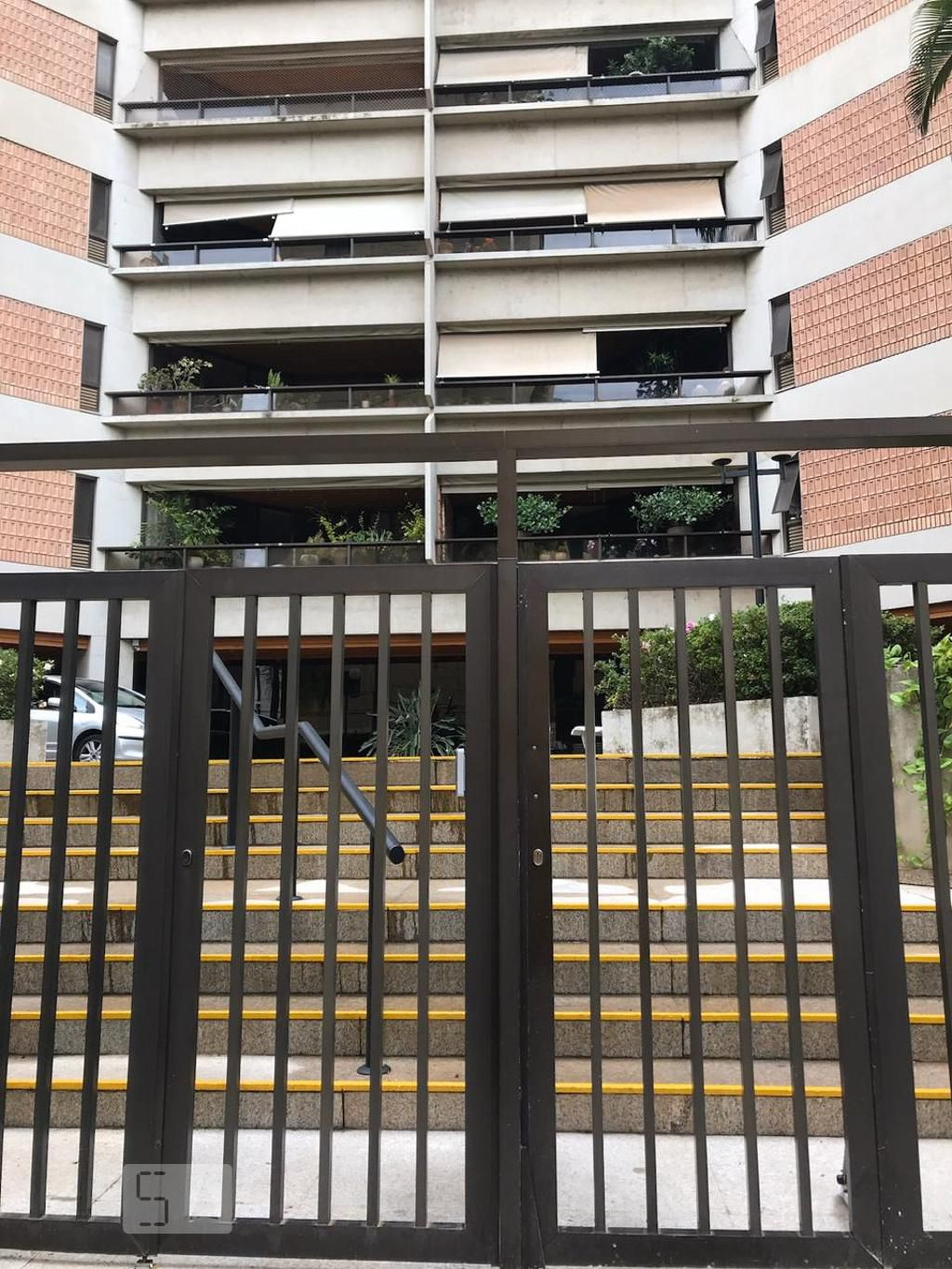 Fachada do Condomínio Condomínio Plaza Carlos Gomes