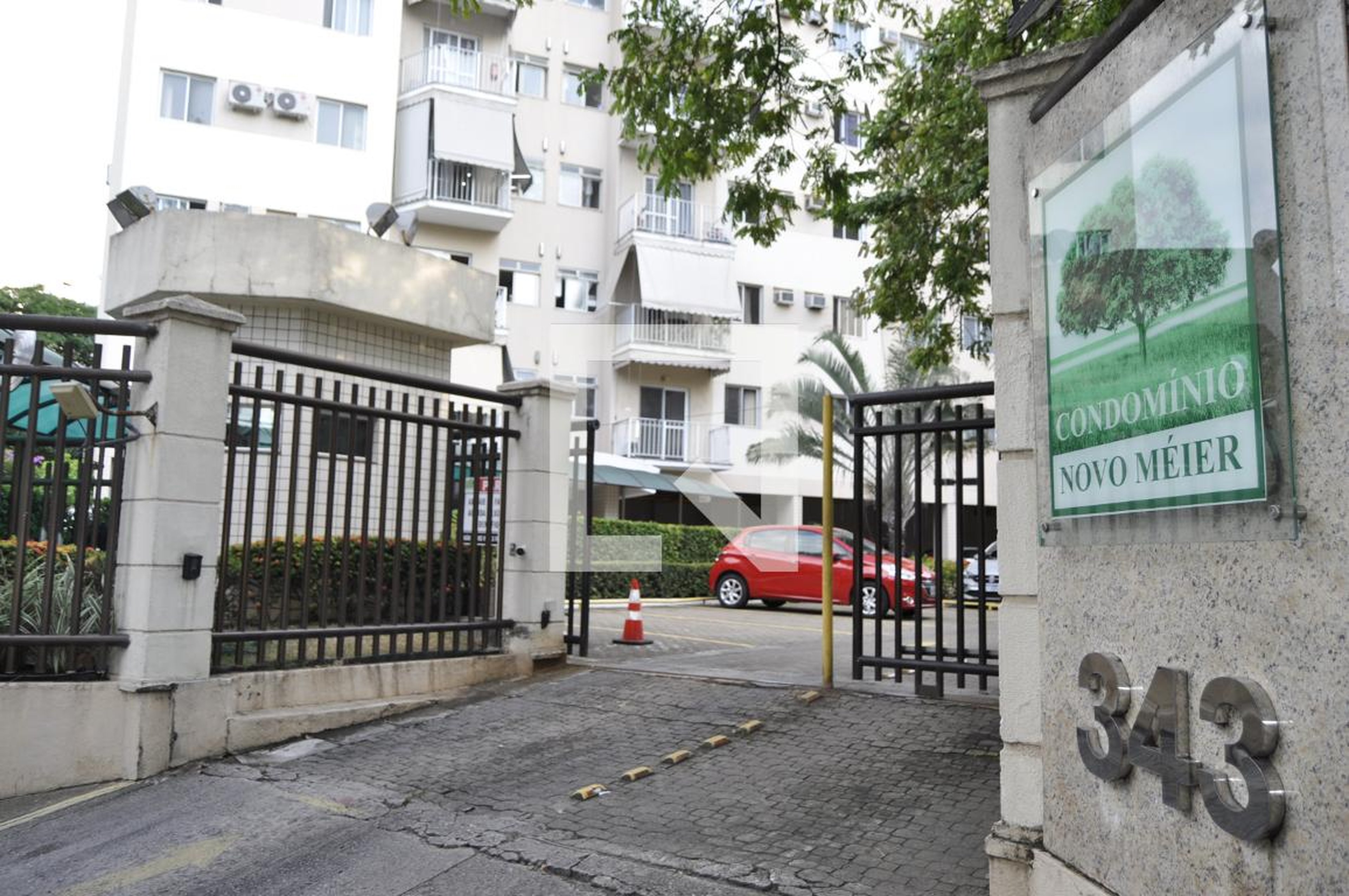 Fachada Condomínio em Rua Ana Leonidia, 234