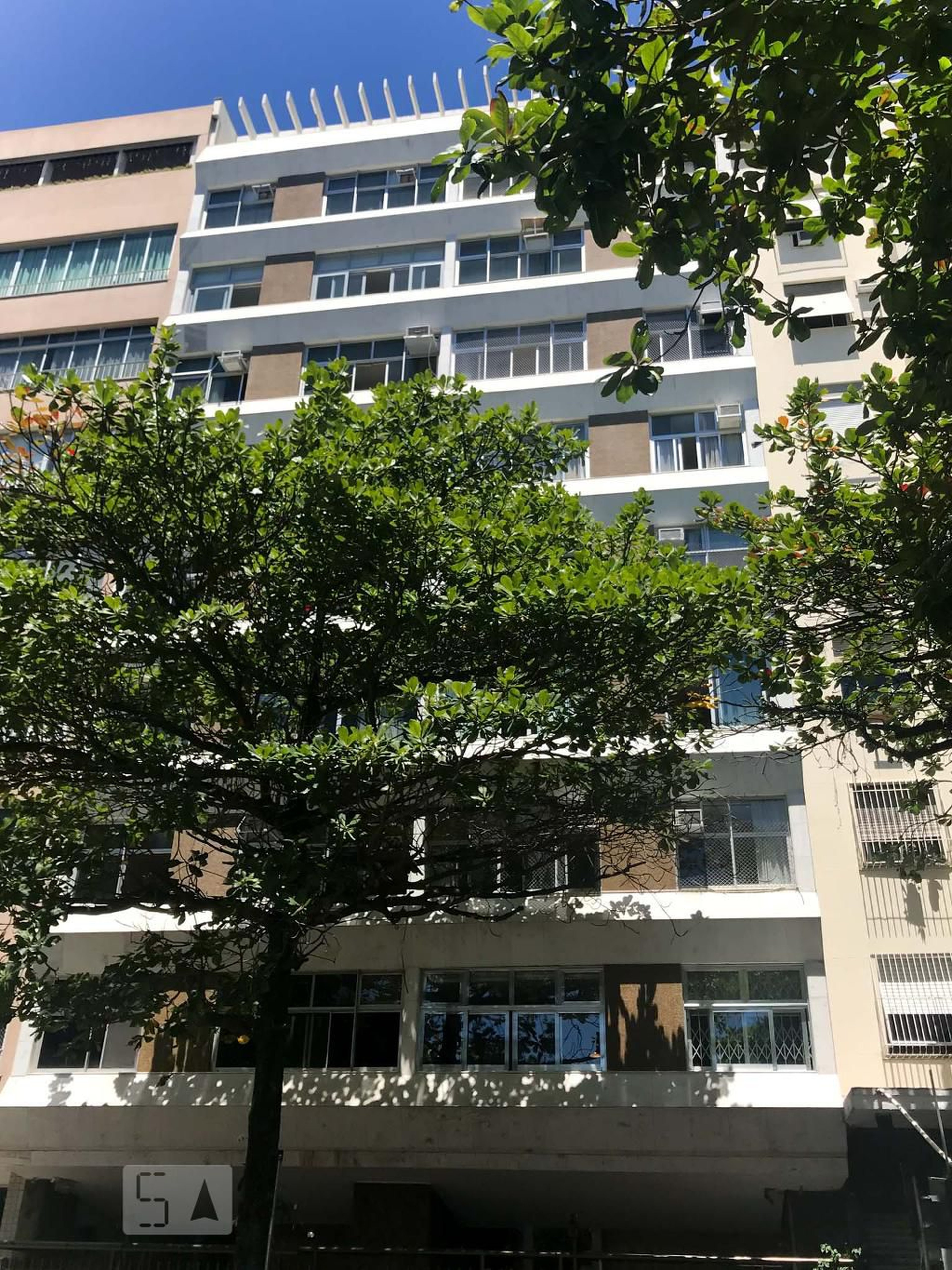 Fachada do Prédio Condomínio em Rua Teixeira de Melo, 43