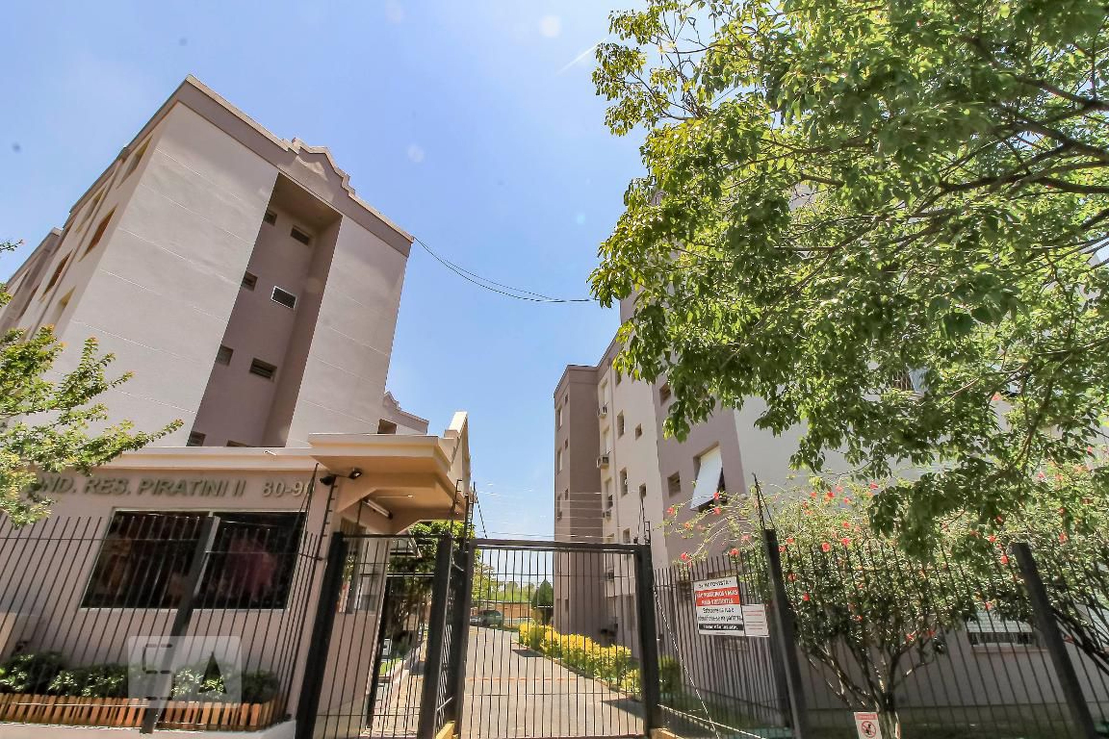 Fachada do Condomínio Condomínio Piratini II