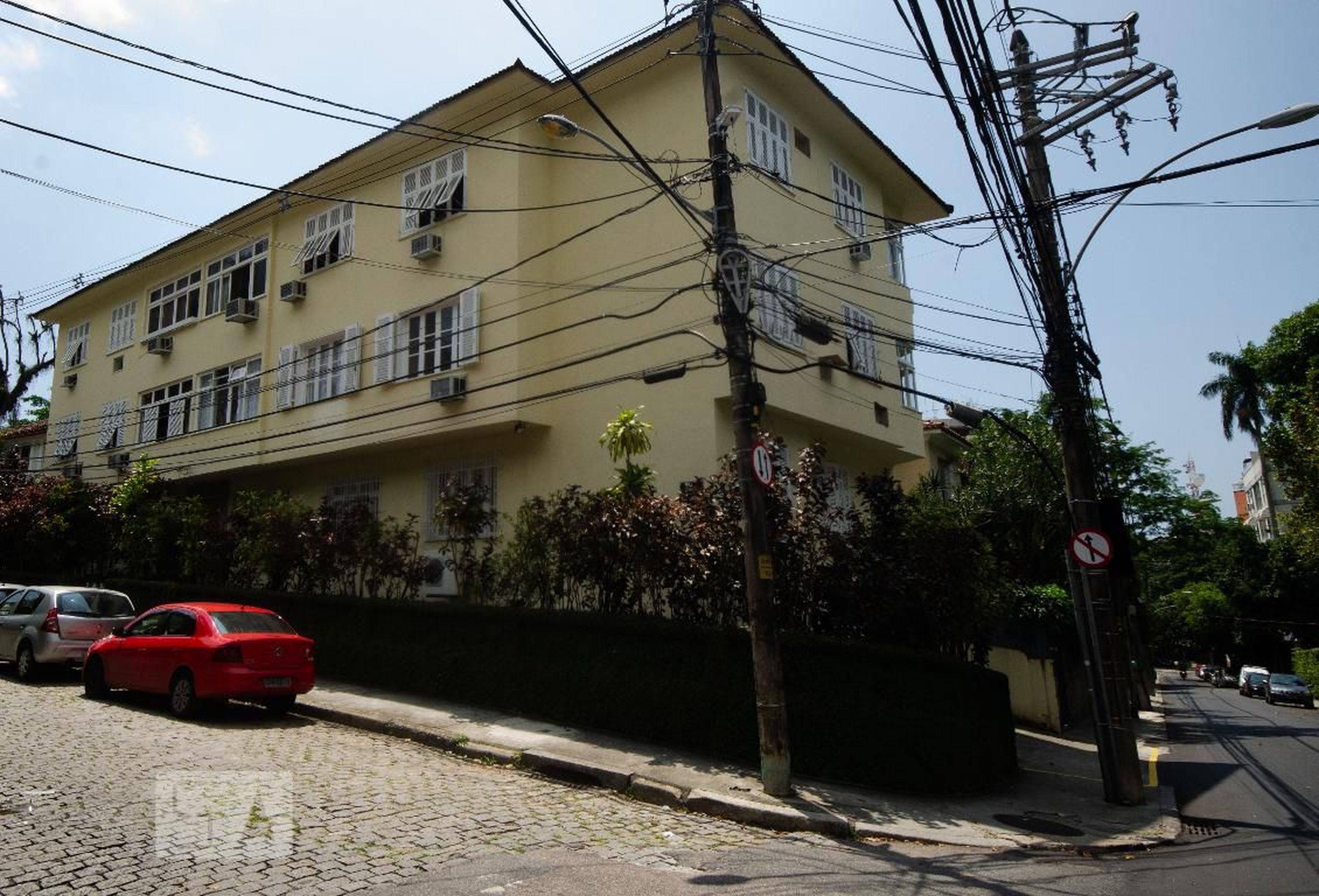 Fachada do Prédio Condomínio em Rua Engenheiro Pena Chaves, 195