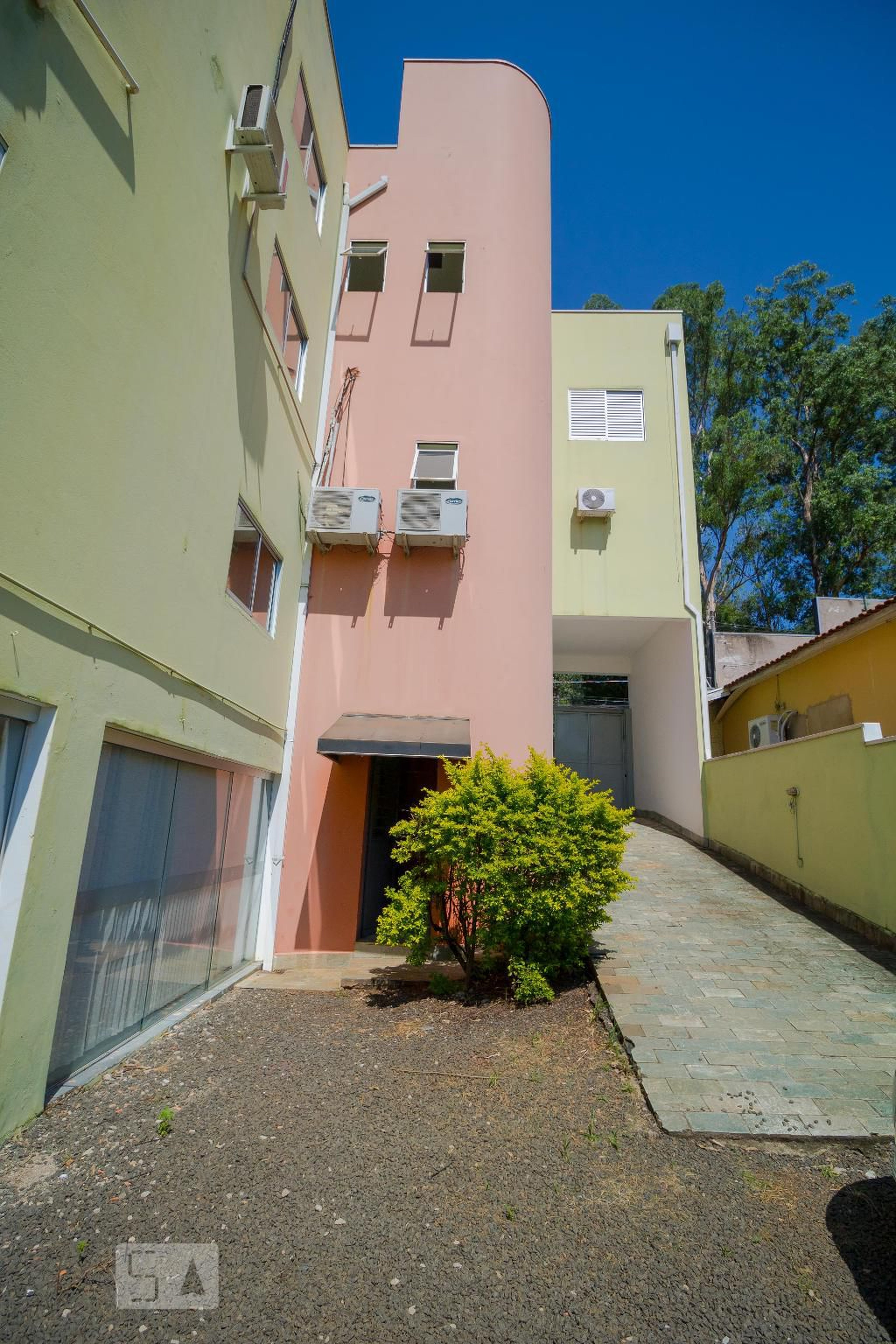 Fachada Condomínio em Rua Maria Tereza Dias da Silva, 686