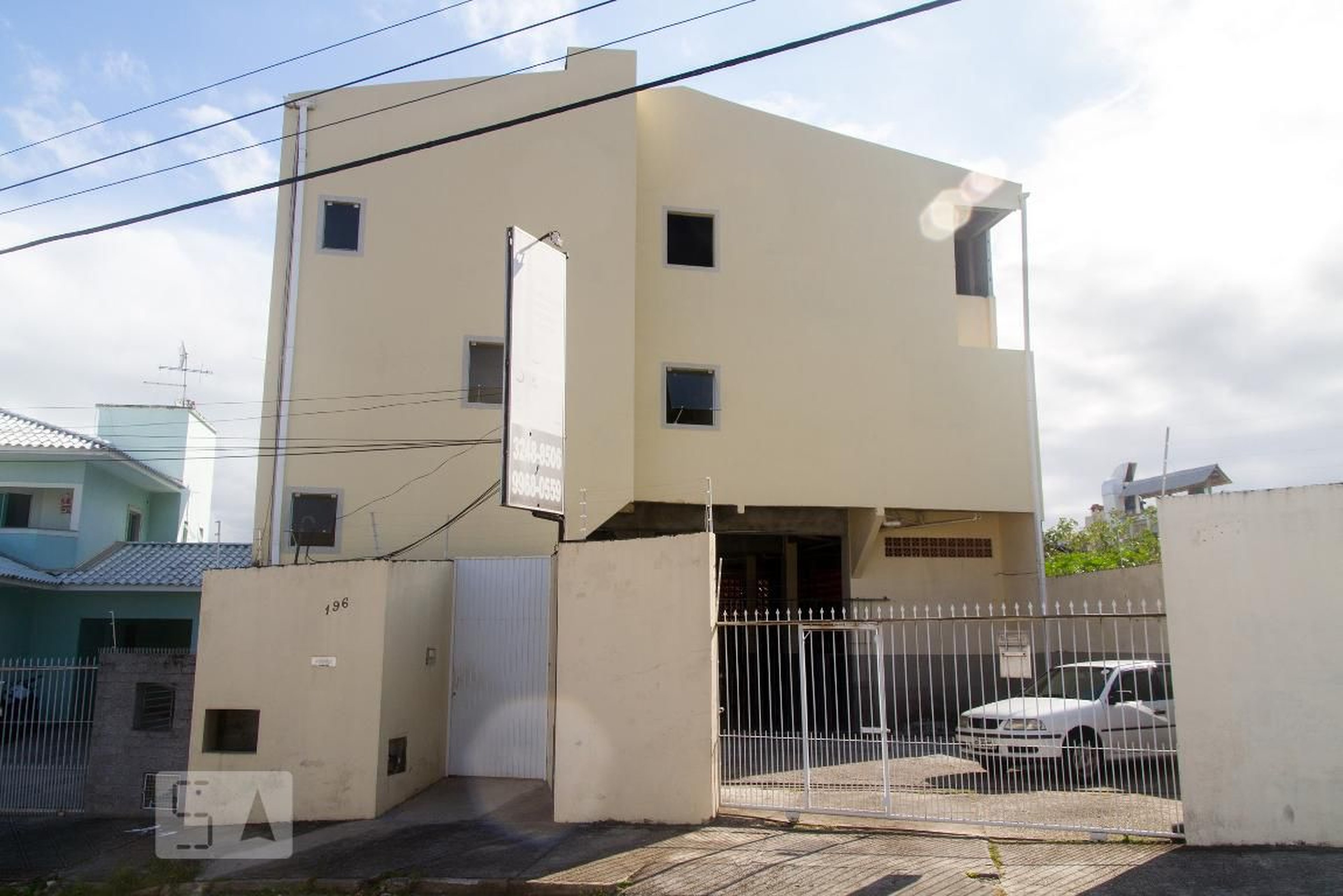 Fachada Condomínio em Rua Osvaldo Hipólito da Silva, 196