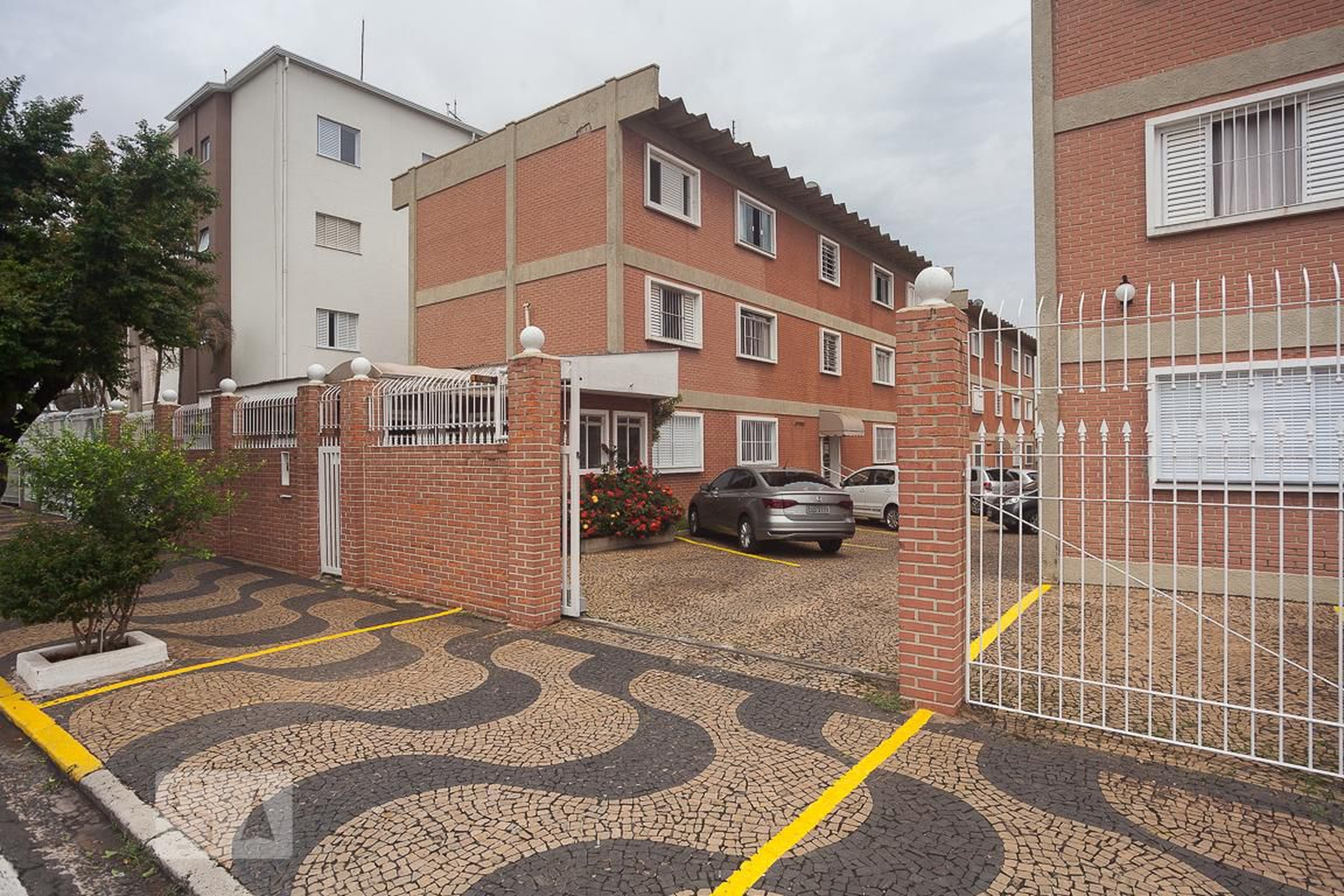 Fachada do condomínio Condomínio em Rua Padre Bernardo da Silva, 436