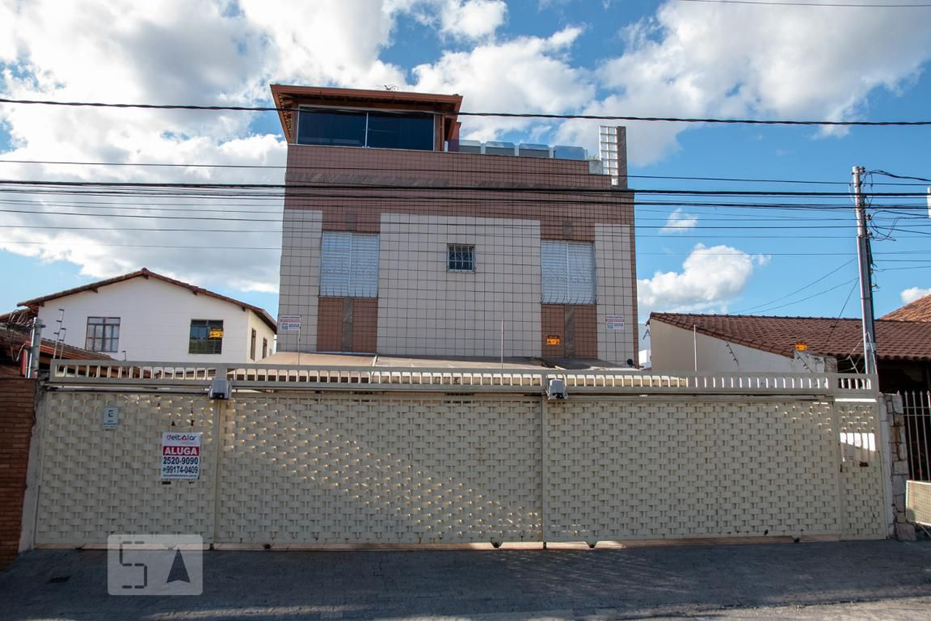 Fachada do Condomínio Condomínio em Rua Moura Costa, 17