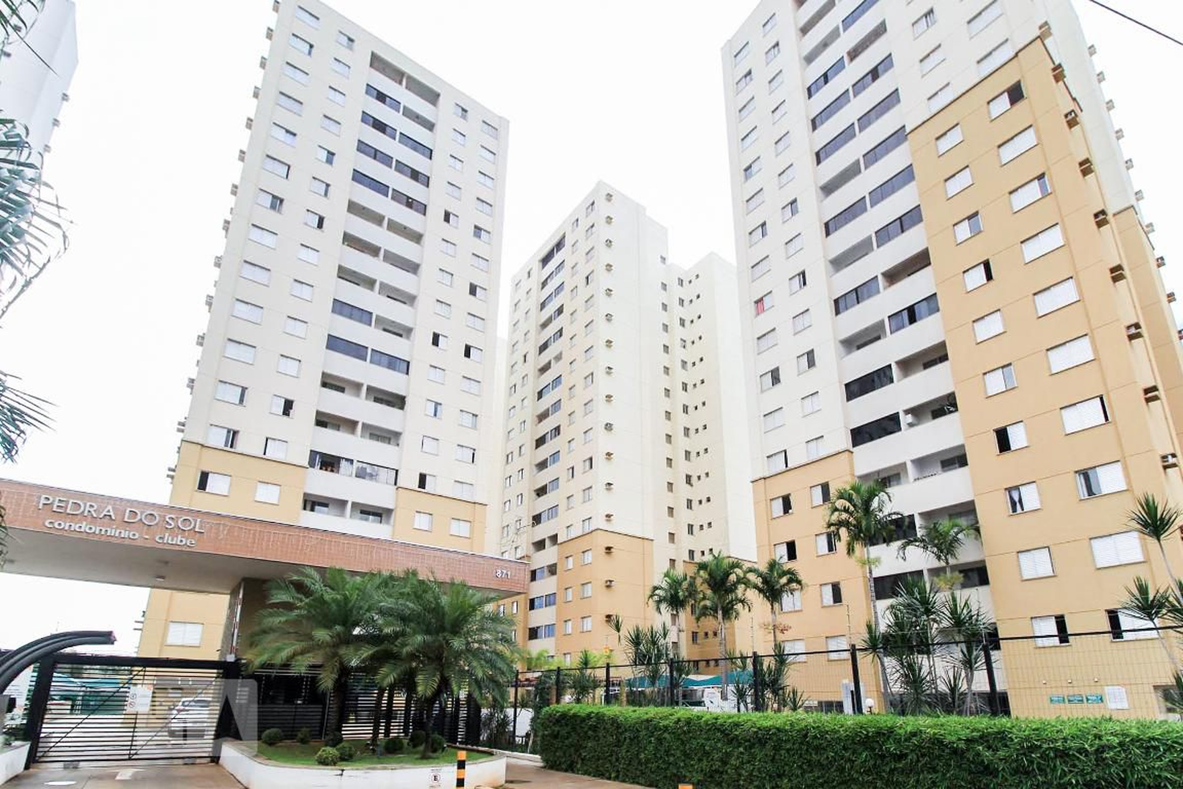 Fachada do Condomínio Condomínio Pedra do Sol