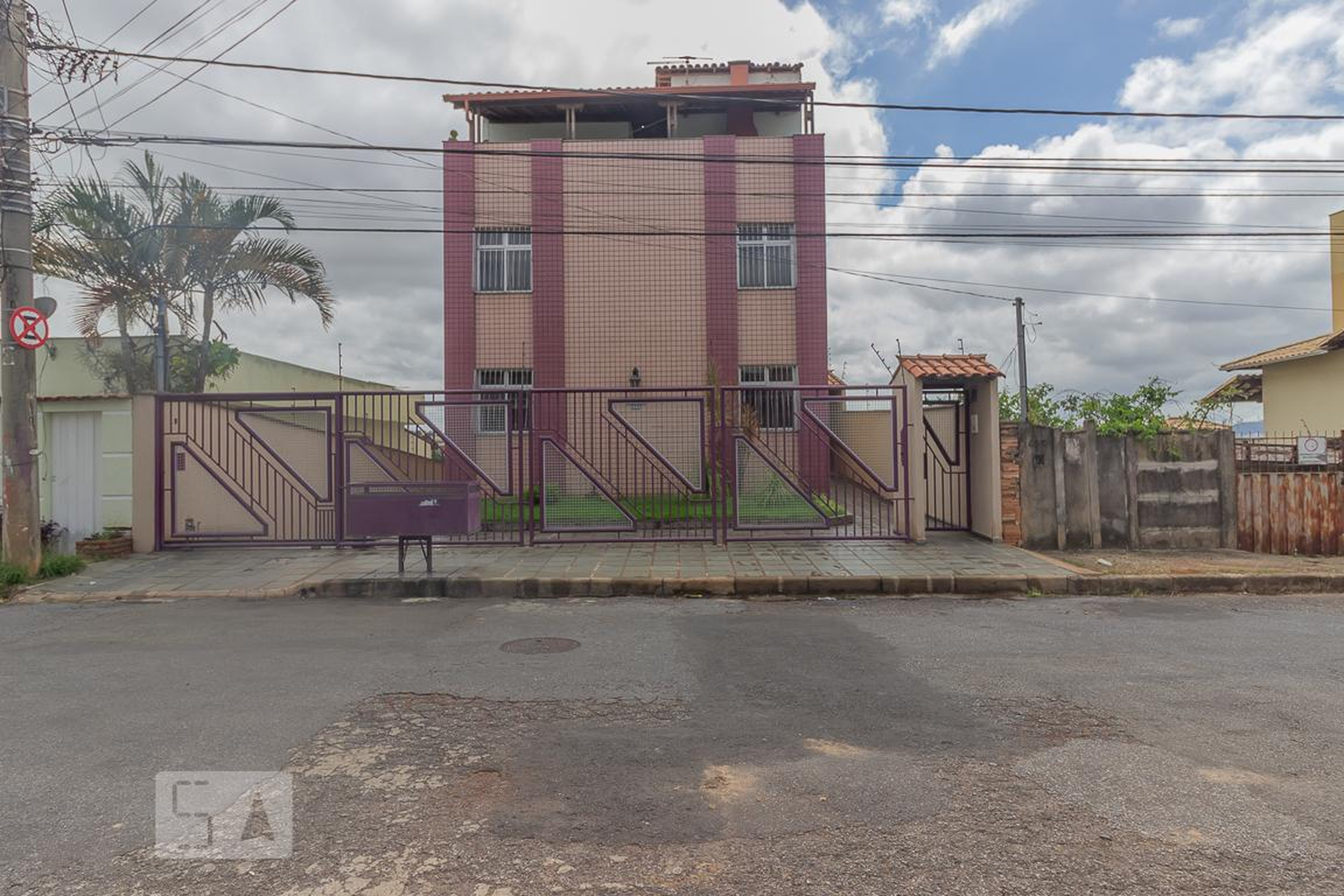 Fachada Condomínio em Rua Jeupira, 441